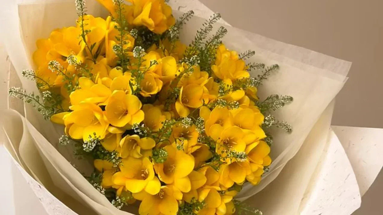 Ramo de flores amarillas preservadas para el día de las flores amarillas