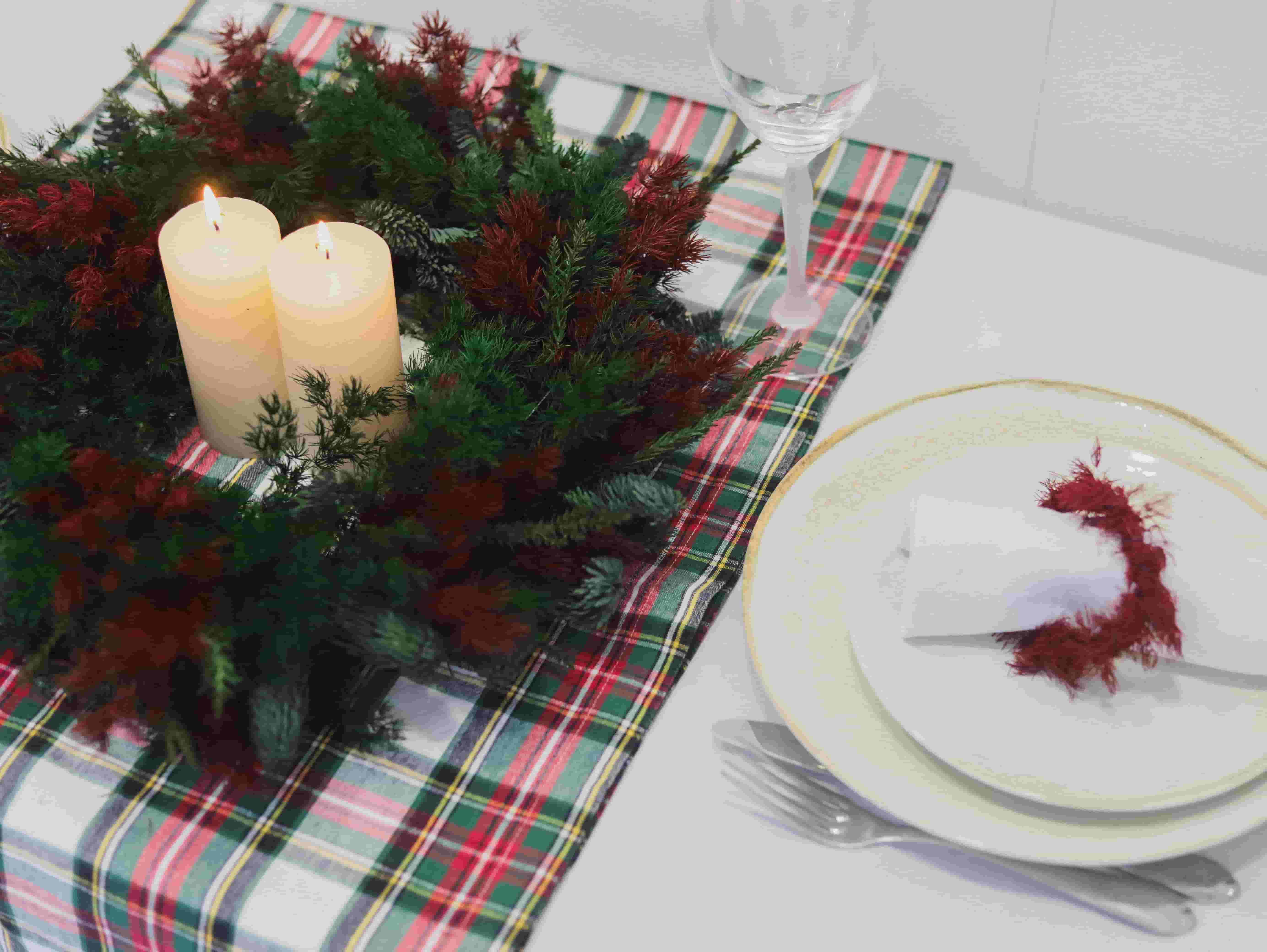 Cómo decorar la mesa de Navidad con flores y crear un ambiente mágico