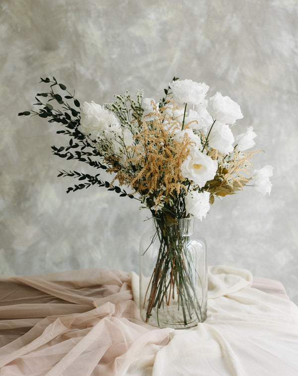 ramo astilbe y rosas blancas