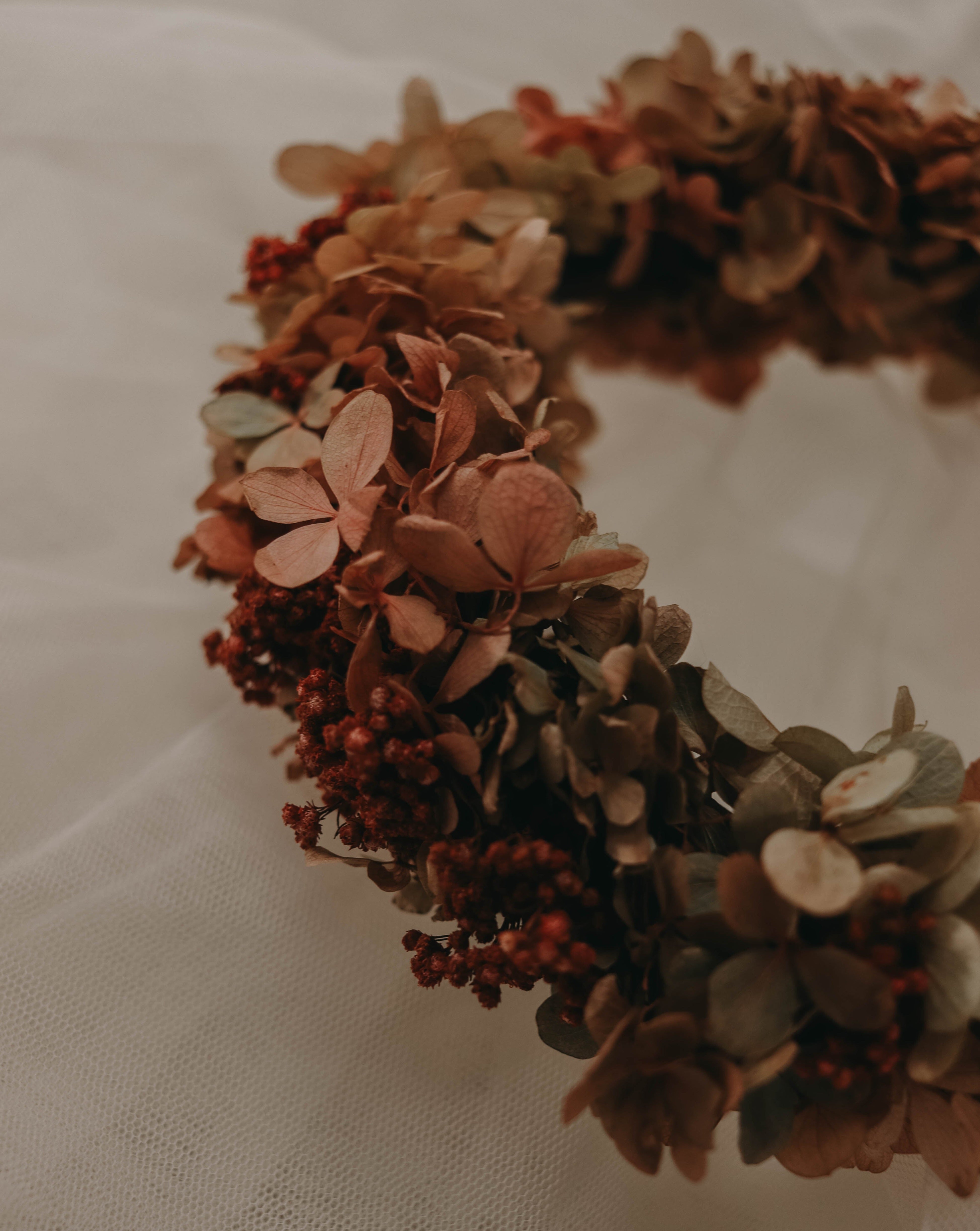 corona hojas hortensia niña