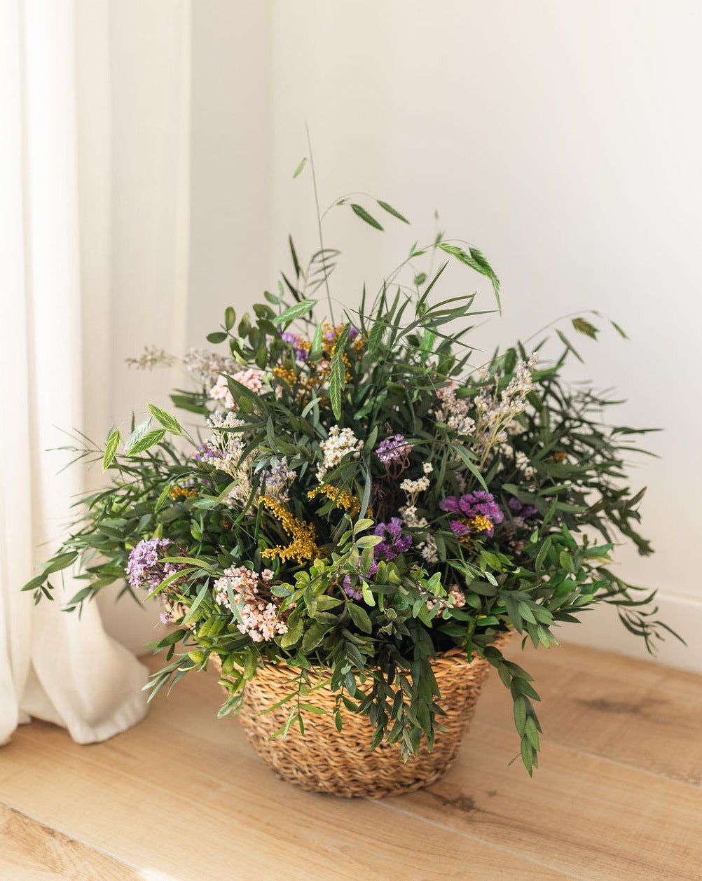 Cesta flores y verdes