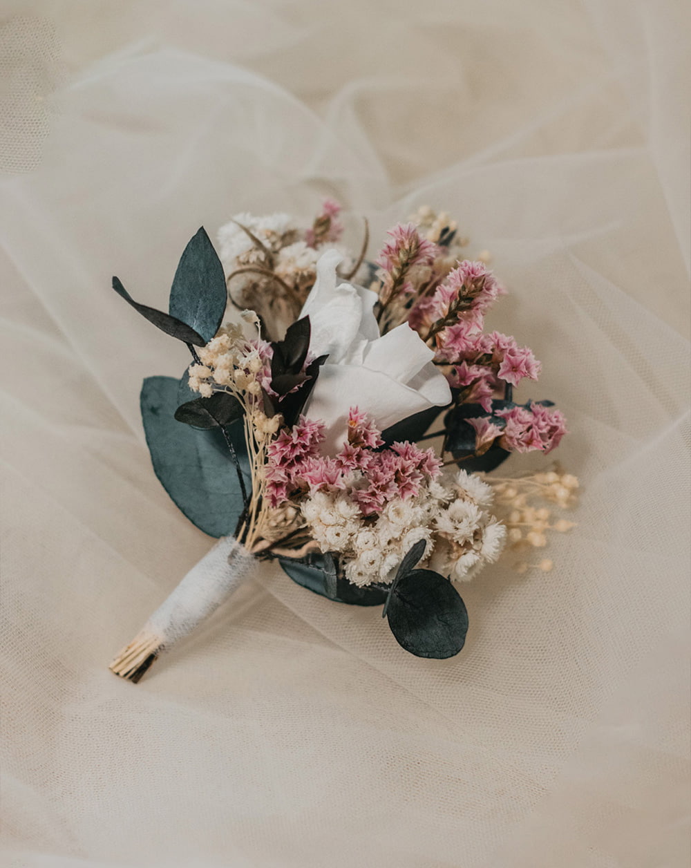 Prendido flores preservadas chaqueta novio invitado Rosa de jardín blanca, parvifolia verde, cinerea verde, limonium rosa, brooms blanco y anaphalis blanco.
