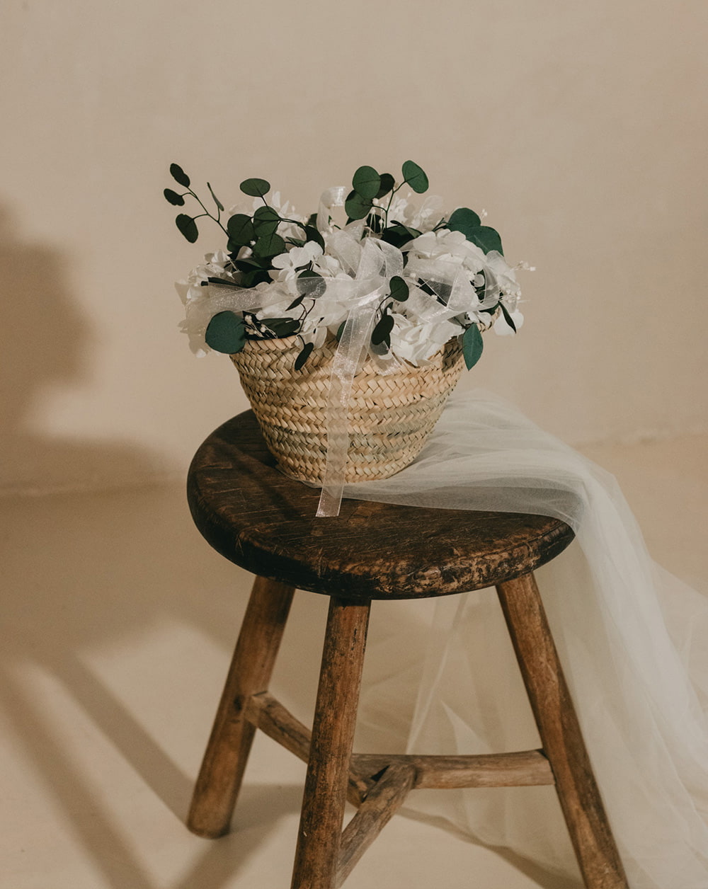 Cesta flores preservadas de palma elaborada de  hortensia blanca y eucalipto populus