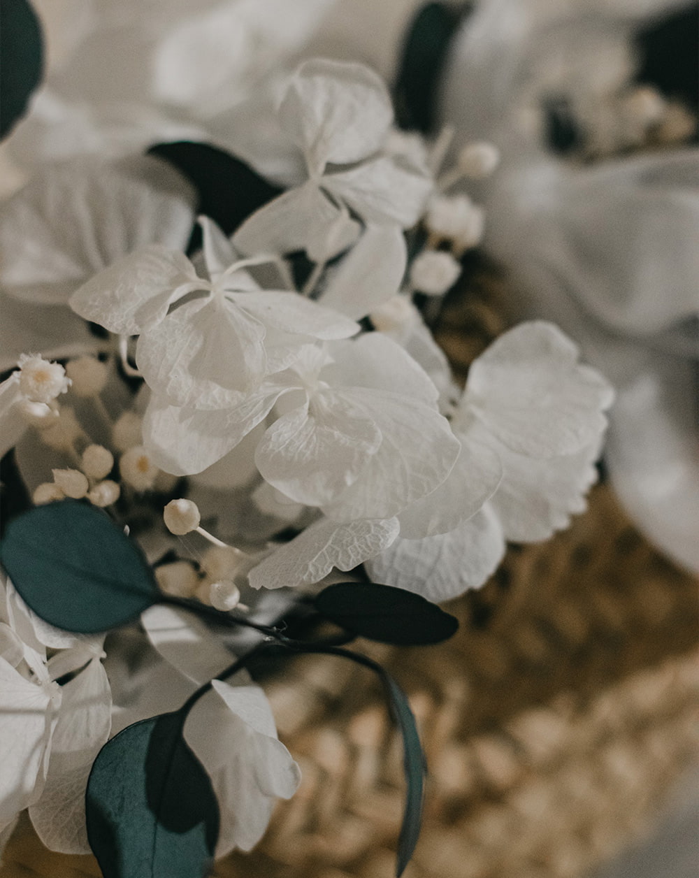 Cesta flores preservadas de palma elaborada de hortensia blanca y eucalipto populus