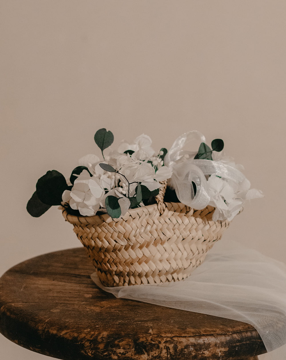 cesta flores anillos flores preservadas de palma elaborada de hortensia blanca y eucalipto populus