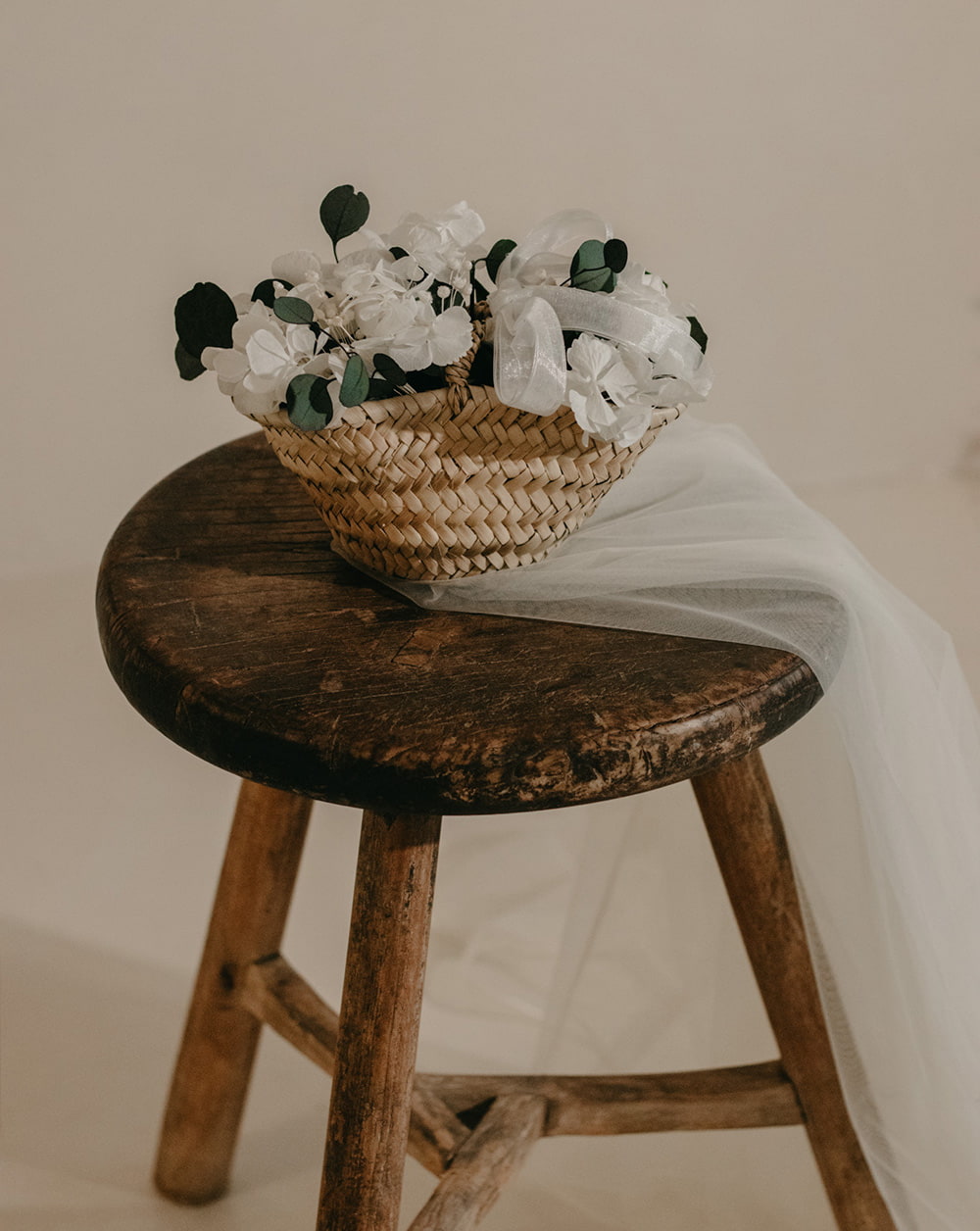 Cesta niños arras flores preservadas de palma elaborada de hortensia blanca y eucalipto populus