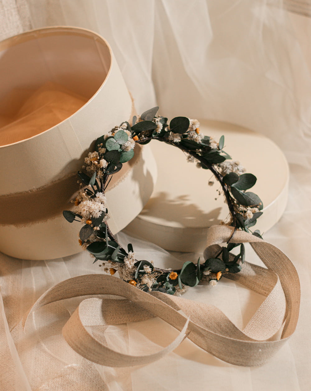 Corona novia invitada niños de arras Eucalipto, anaphasis blanco y margaritas pequeñas amarillas