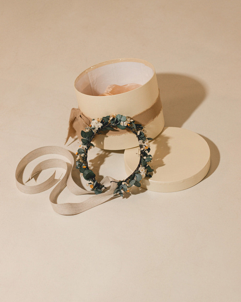 Corona novia invitada niños de arras Eucalipto, anaphasis blanco y margaritas pequeñas amarillas