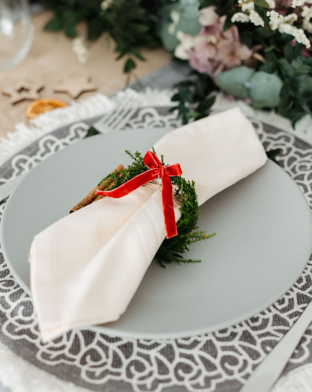 decoracion navideña mesa flores preservadas tuya lazo rojo