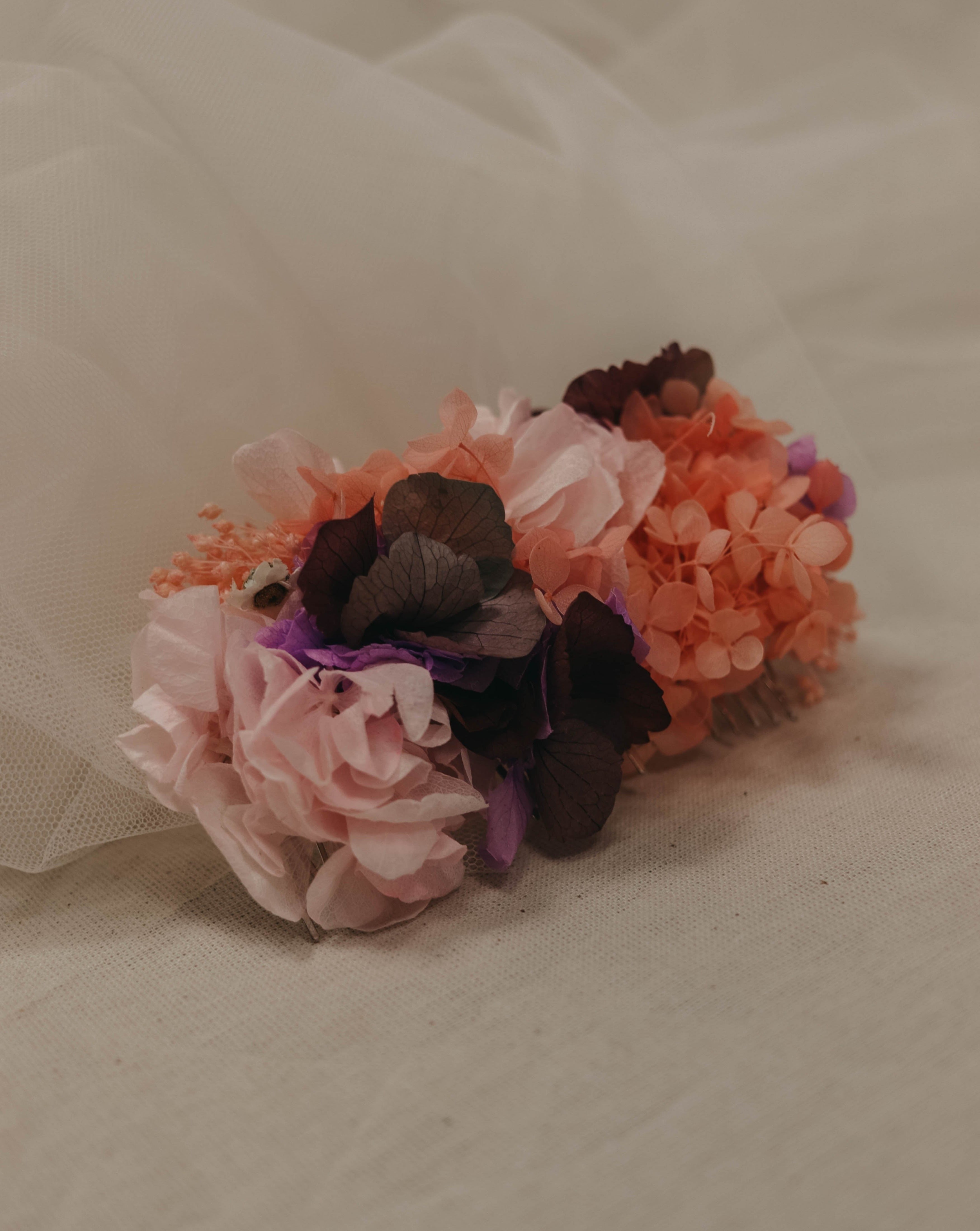 Tocado hortensias moradas y rosada