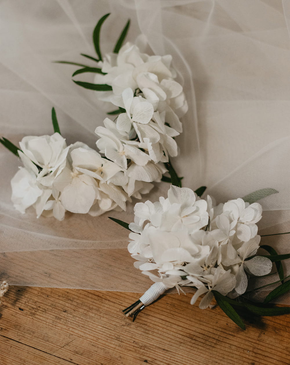 Prendido chaqueta invitado flores preservadas Hortensia blanca y willow verde.