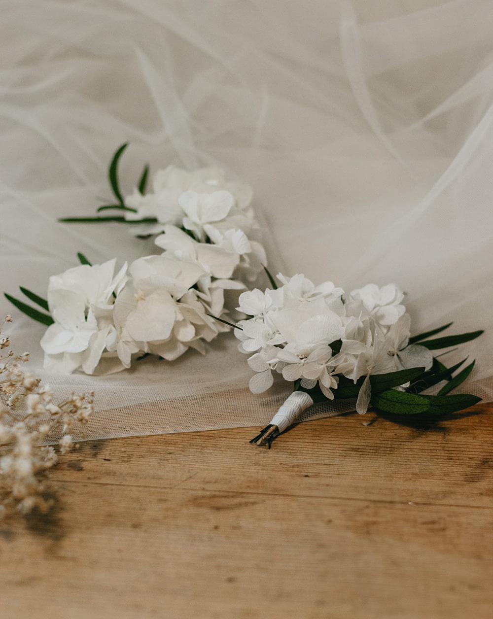 Prendido chaqueta invitado flores preservadas Hortensia blanca y willow verde.