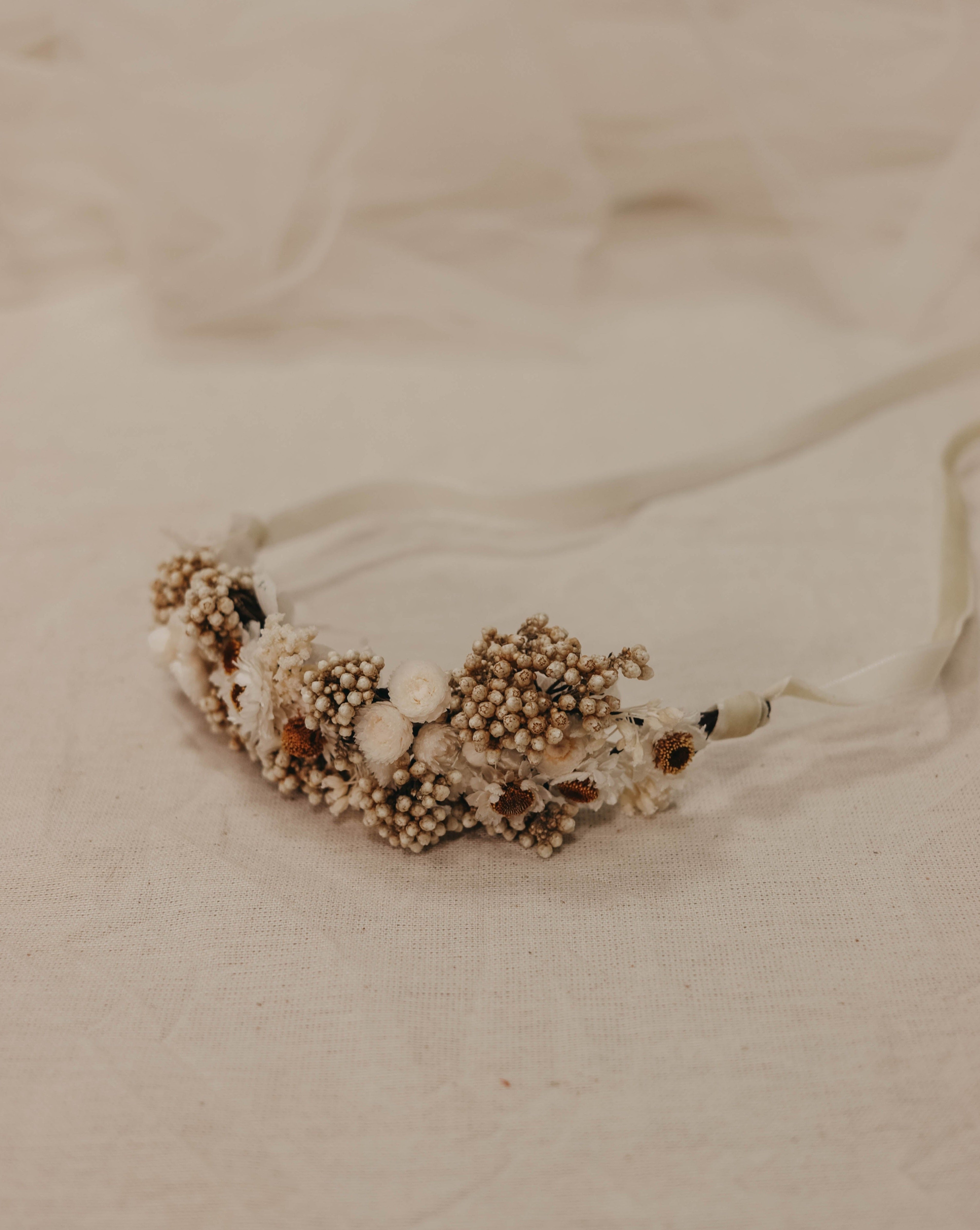 tocado flores silvestre blanco