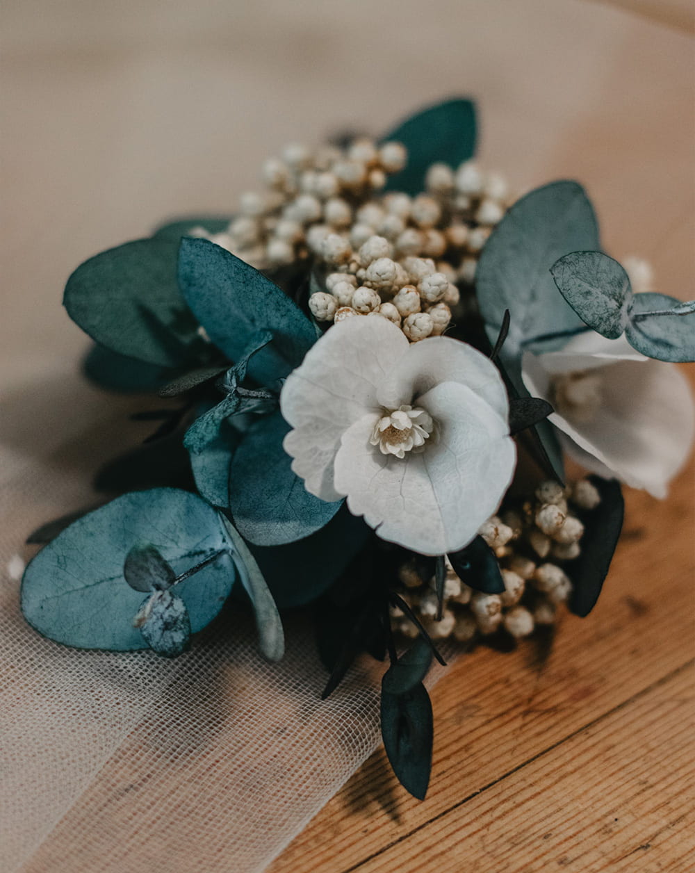 Prendido chaqueta invitado novio Hortensias y peonías en tonalidades rosas y cremas, eucalipto parvifolia, flor de arroz, plumeritos, miscanthus rosado.