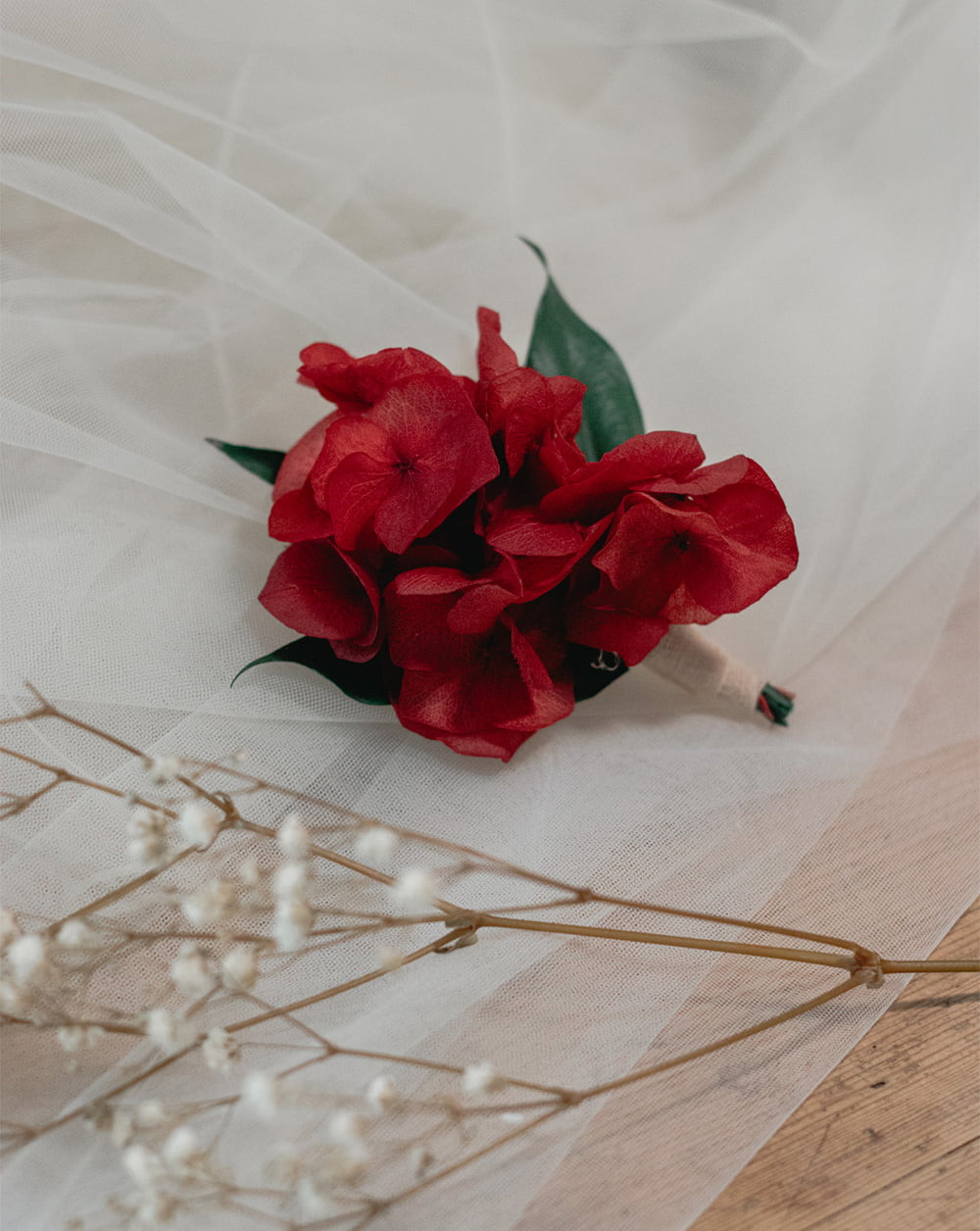 Prendido hortensias rojas chaqueta invitado flores preservadas