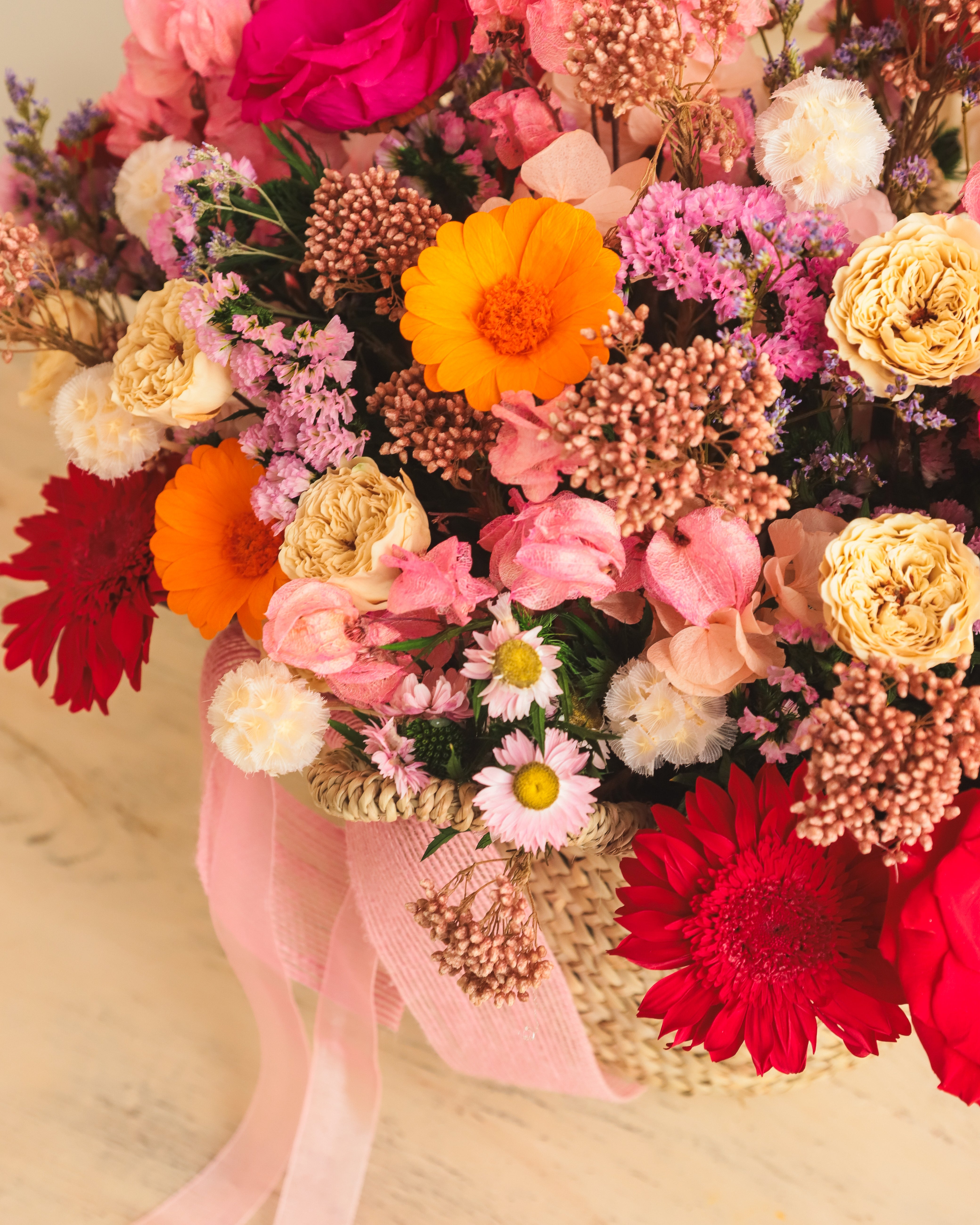 cesta preservada flores