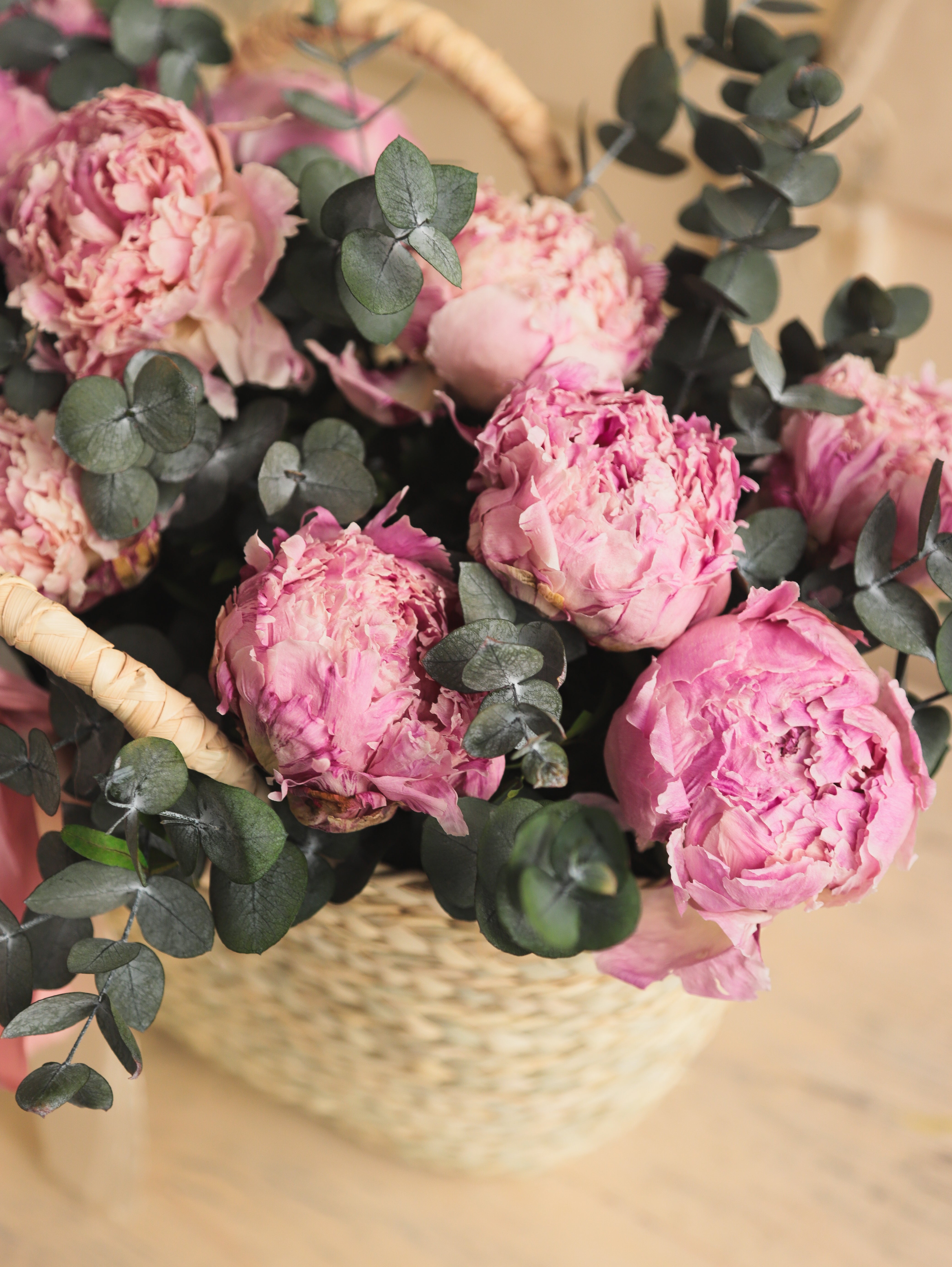 cesta peonia, peonia rosa, peonia preservada