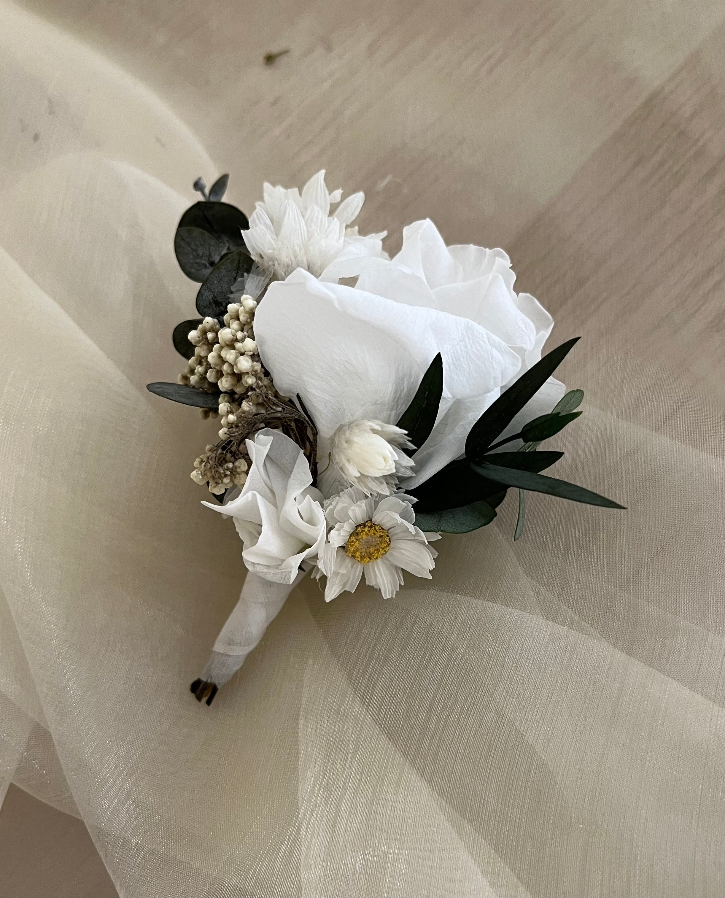 mini ramillete novio blanco