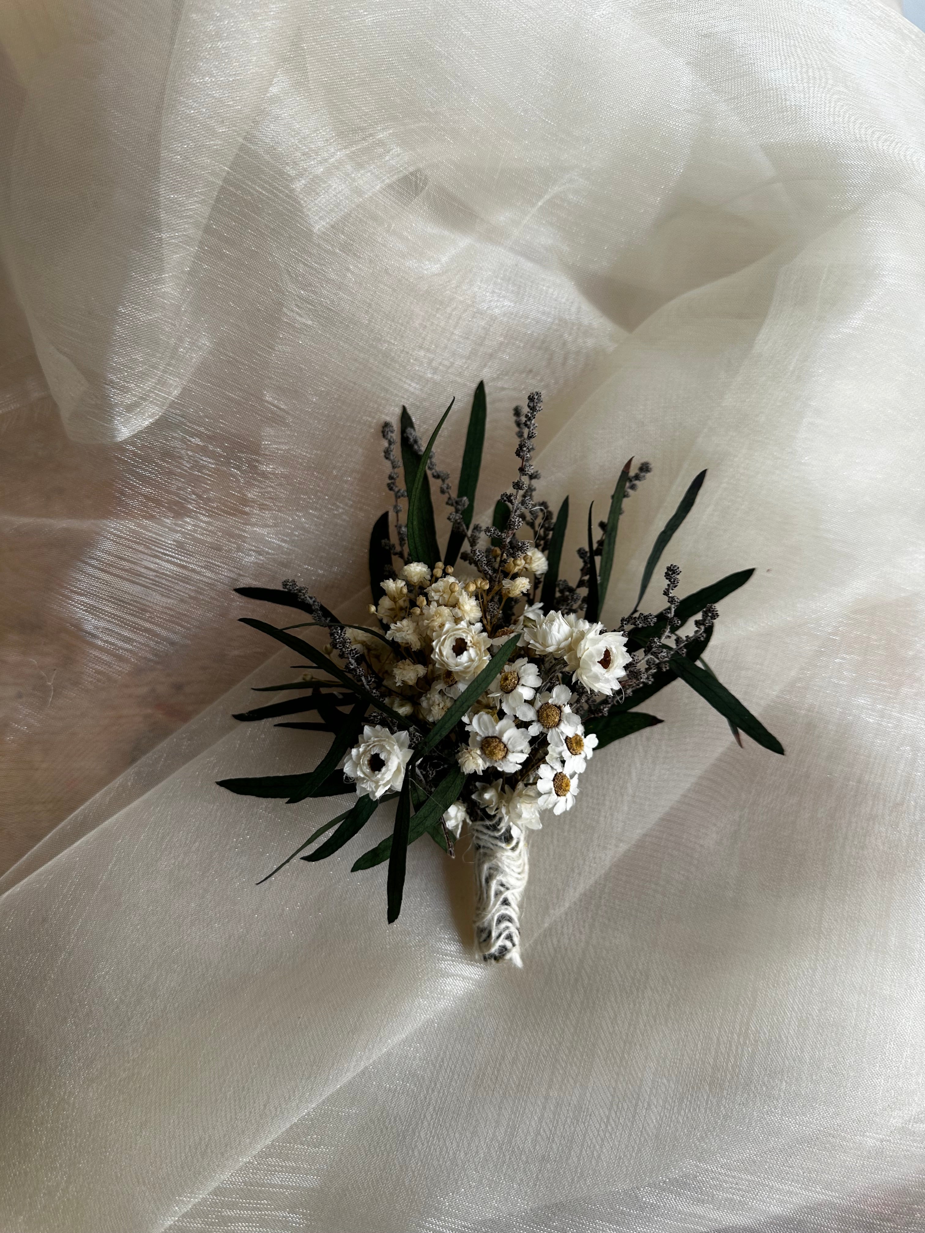 Ramo prendido de novia flores preservadas Acroclinium blanco, axodia blanco, brooms, brezo rosa y lentisco verde.