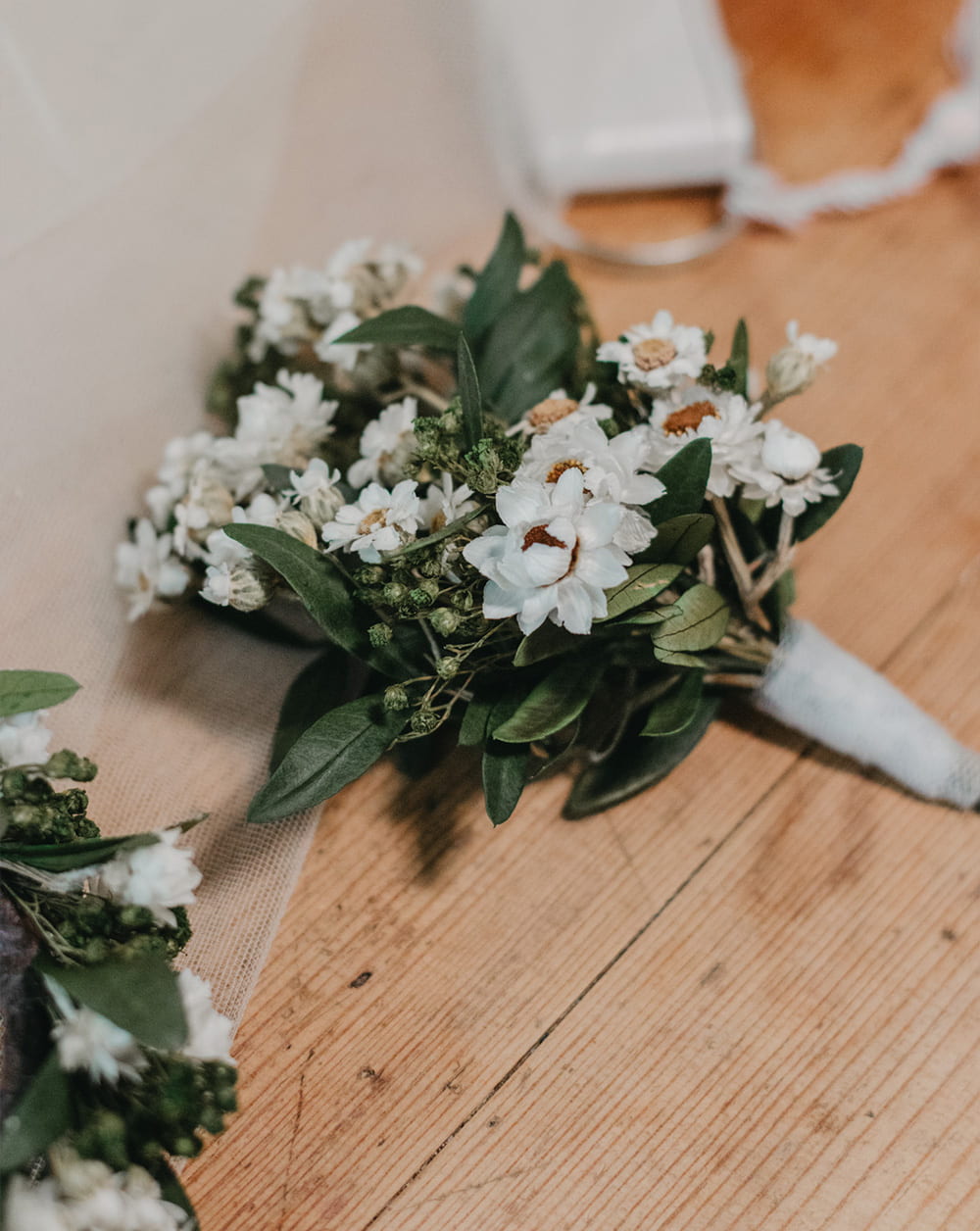 Ramo prendido de novia flores preservadas Acroclinium blanco, axodia blanco, brooms, brezo rosa y lentisco verde.