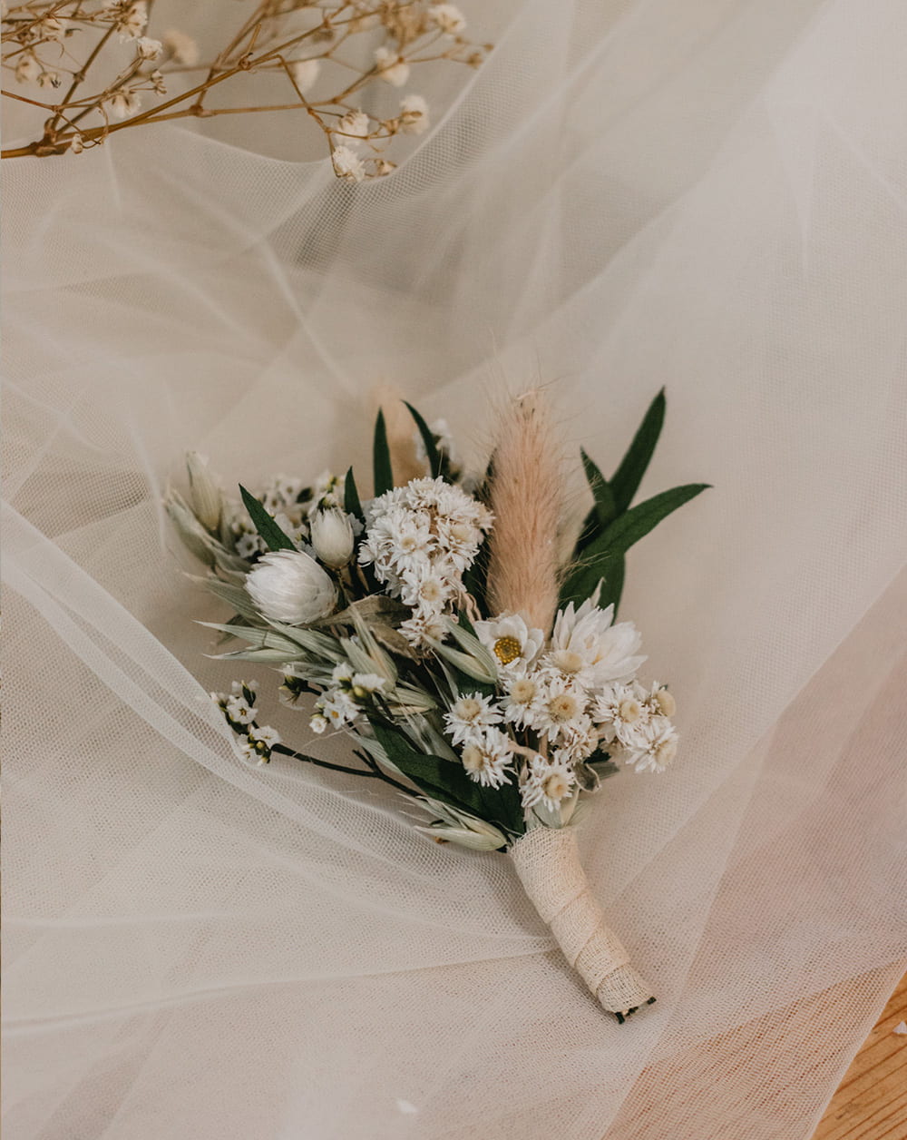 Ramo prendido de novia flores preservadas Acroclinium blanco, axodia blanco, brooms, brezo rosa y lentisco verde.