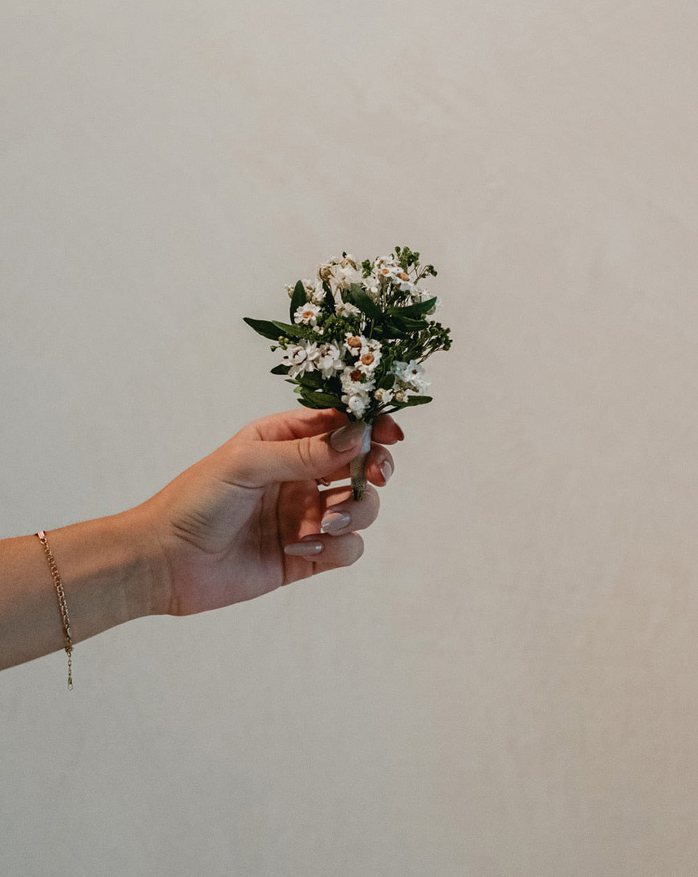 Ramo prendido de novia flores preservadas Acroclinium blanco, axodia blanco, brooms, brezo rosa y lentisco verde.
