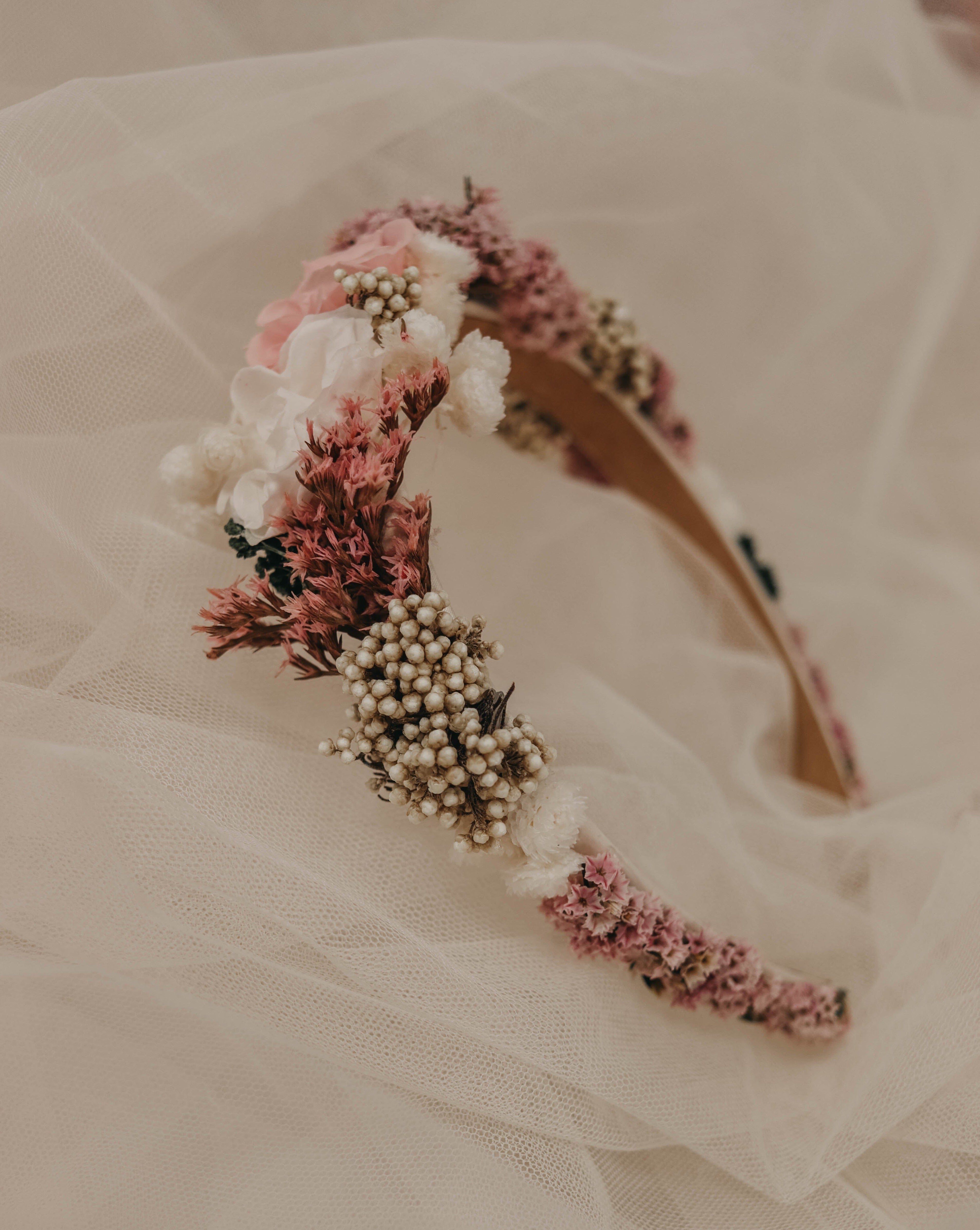 flores niña arras cabeza