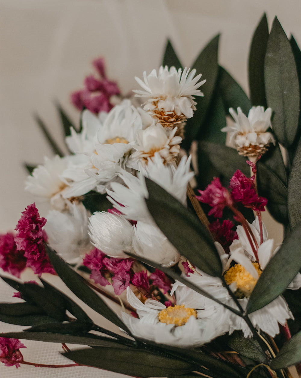 Prendido chaqueta novio o invitado flores preservadas
limonium morado, margaritas blancas, craspedia y eucalipto parvifolia.