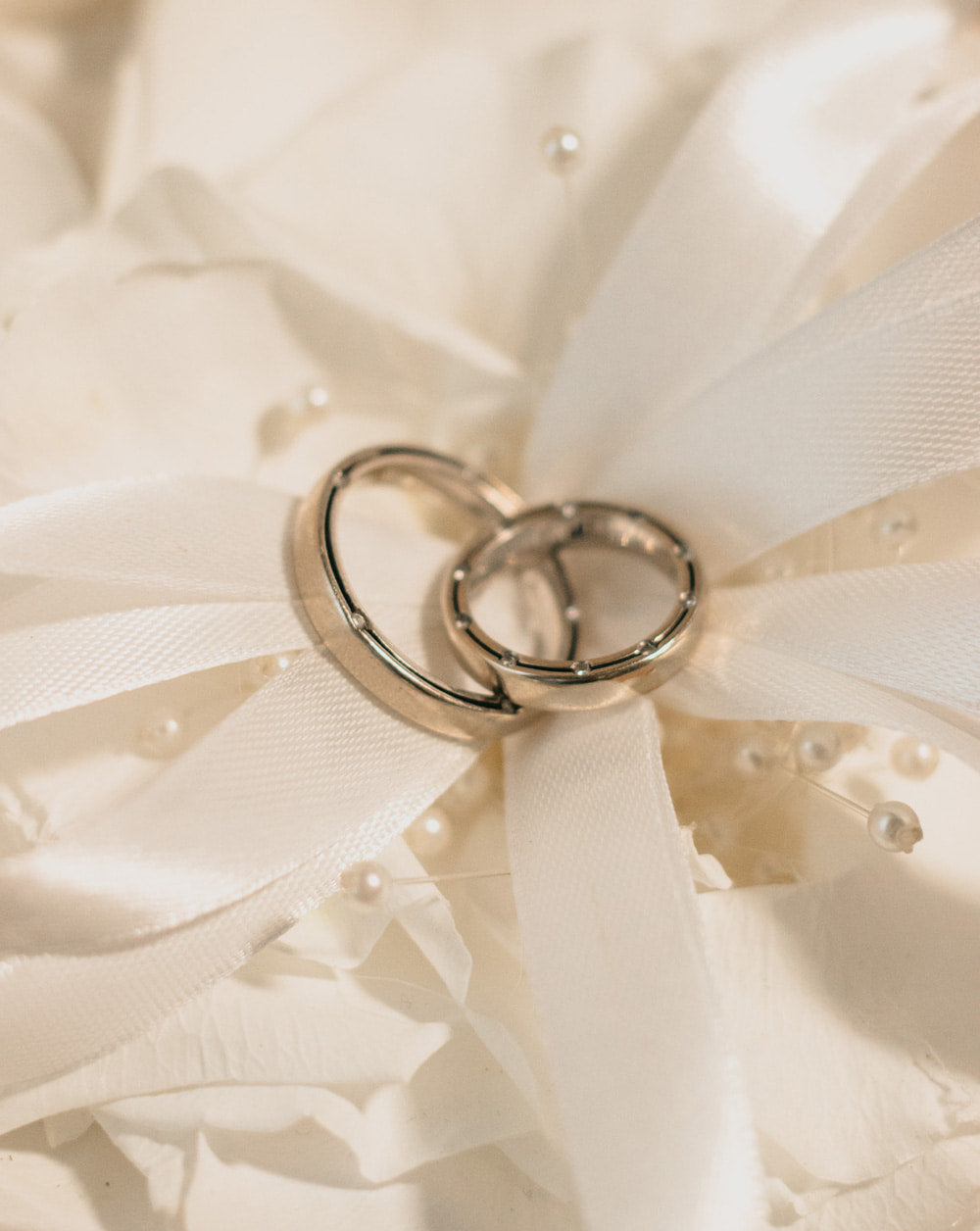 Rosa blanca porta alianzas niños arras