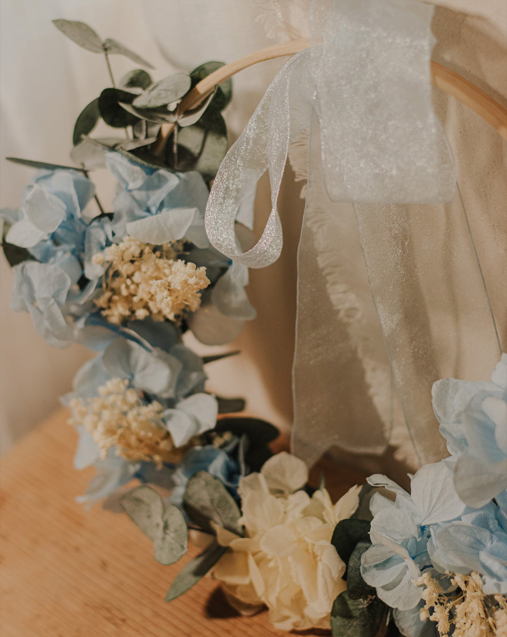 aro porta alianzas hortensia porta alianzas flores preservadas Flores de hortensia azul y blanca con eucalipto cinerea y brooms blanco.
lazada
