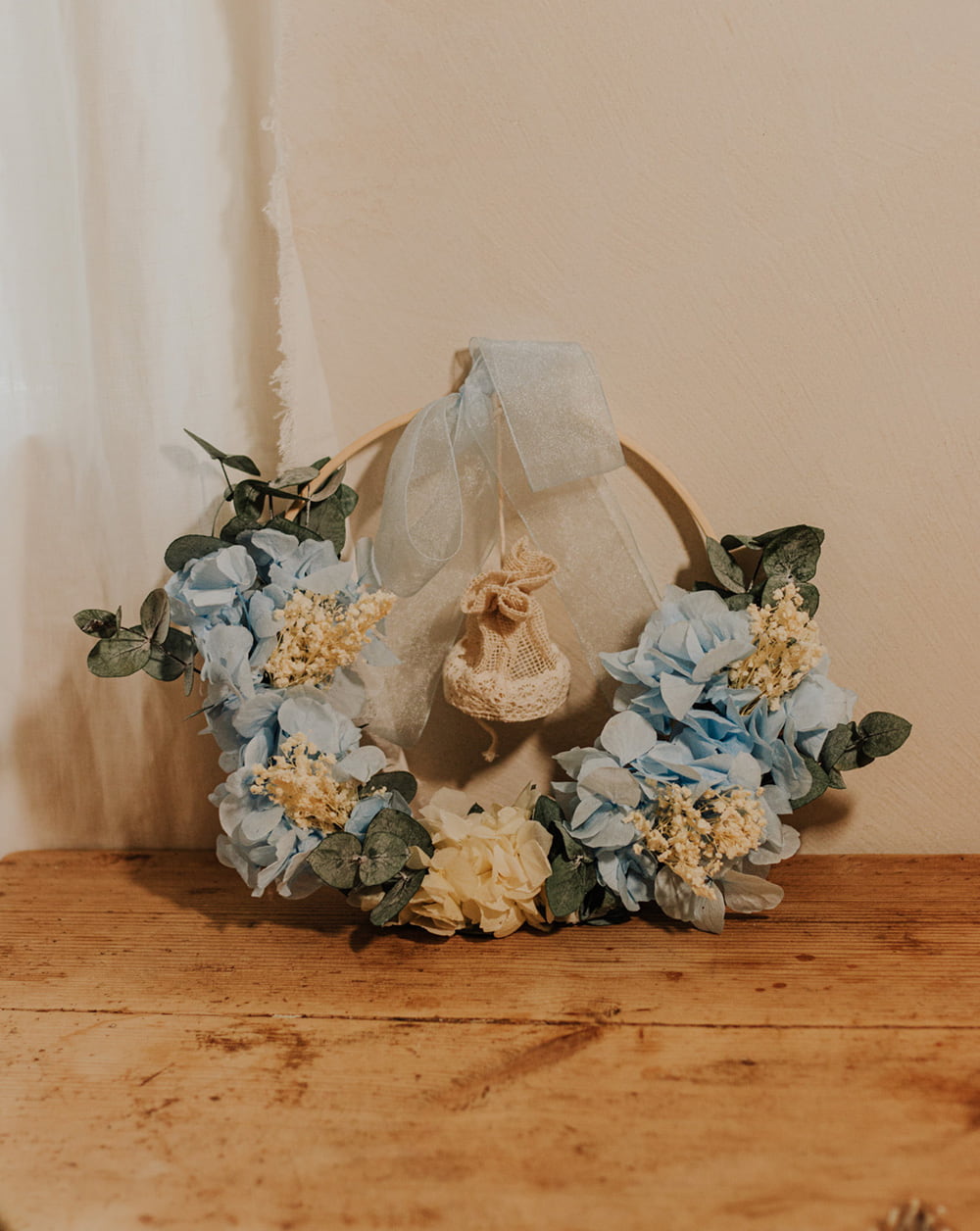 porta alianzas anillos porta alianzas flores preservadas Flores de hortensia azul y blanca con eucalipto cinerea y brooms blanco.
lazada