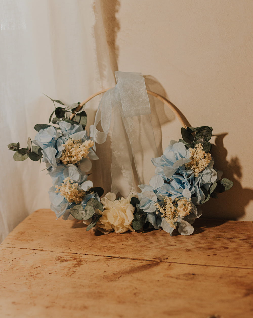 porta alianzas flores preservadas Flores de hortensia azul y blanca con eucalipto cinerea y brooms blanco.
lazada