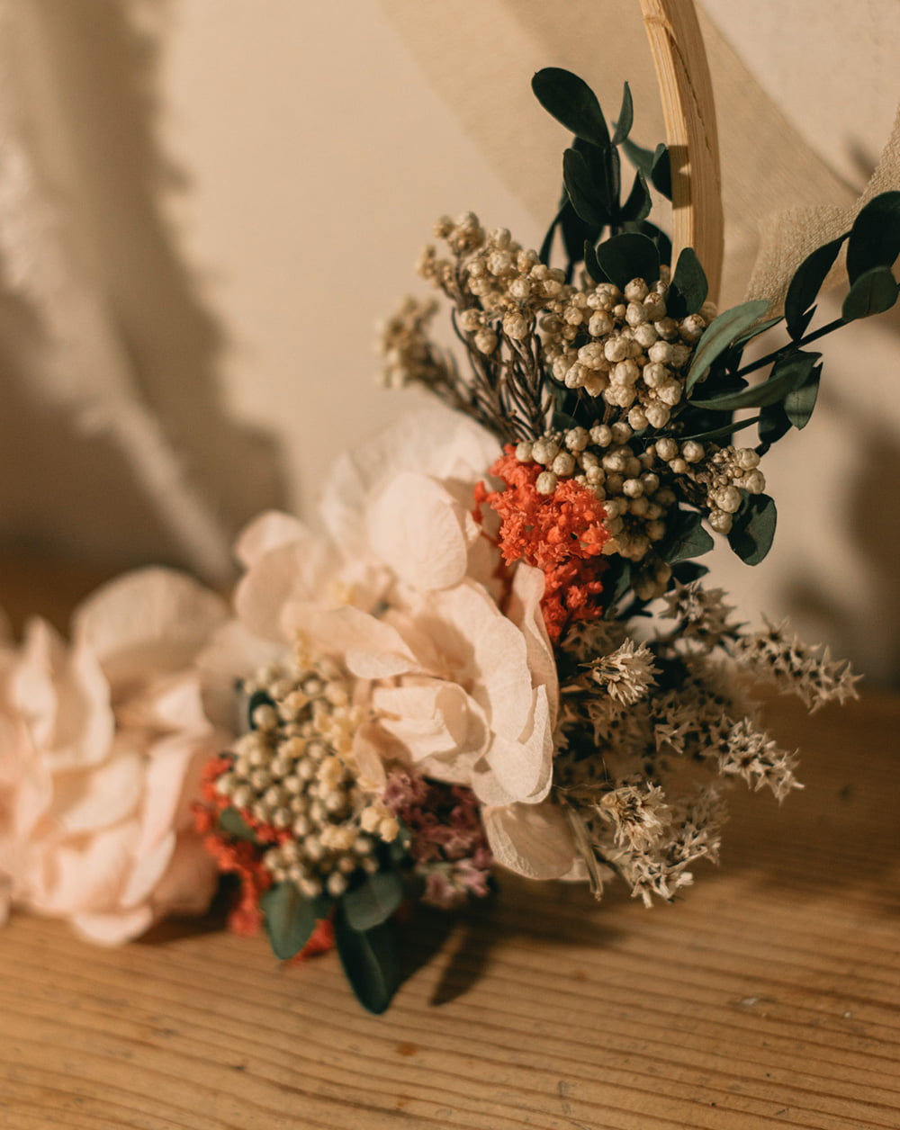 porta alianzas flores preservadas de hortensia rosada flor de arroz, paniculata million rosada, lentisco y limonium morado
Incluye lazada