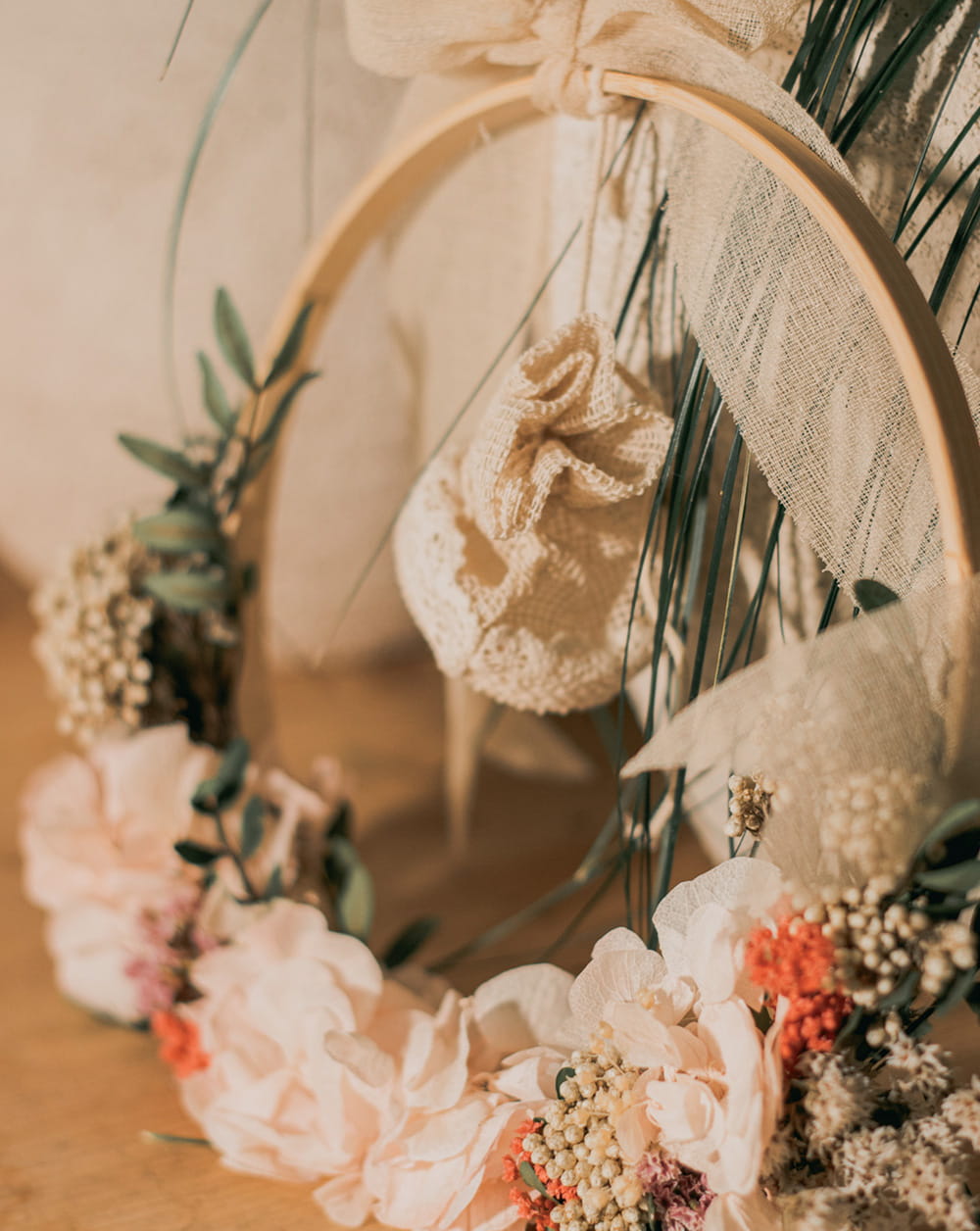 porta alianzas flores preservadas de hortensia rosada flor de arroz, paniculata million rosada, lentisco y limonium morado
Incluye lazada