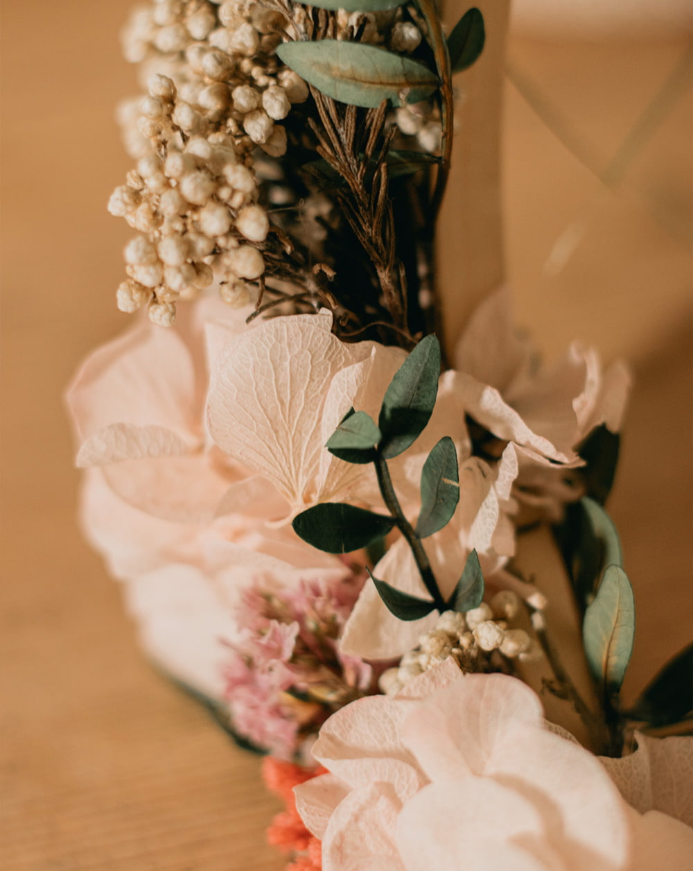 porta alianzas flores preservadas de hortensia rosada flor de arroz, paniculata million rosada, lentisco y limonium morado
Incluye lazada