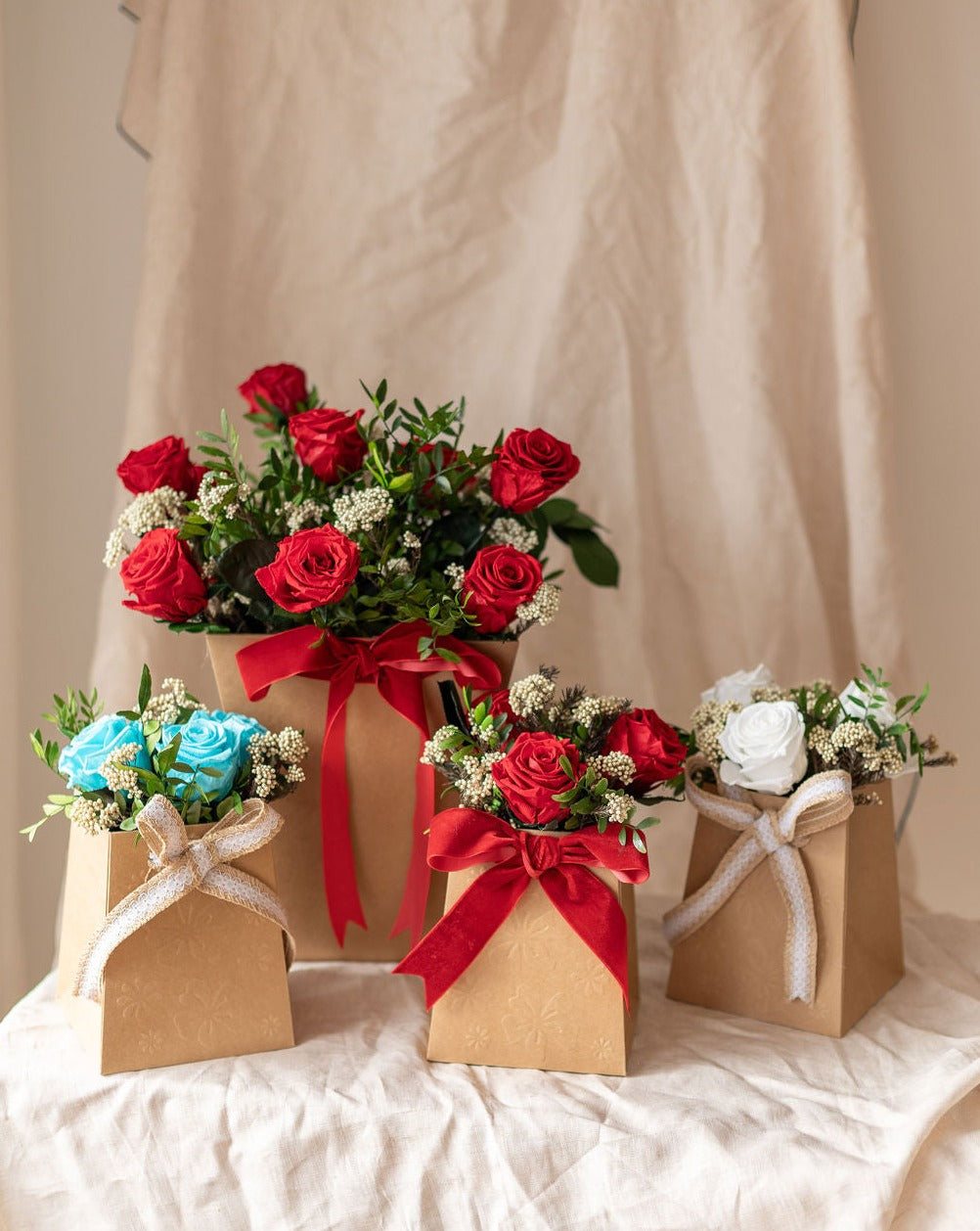 Rosas preservadas azules y blancas
