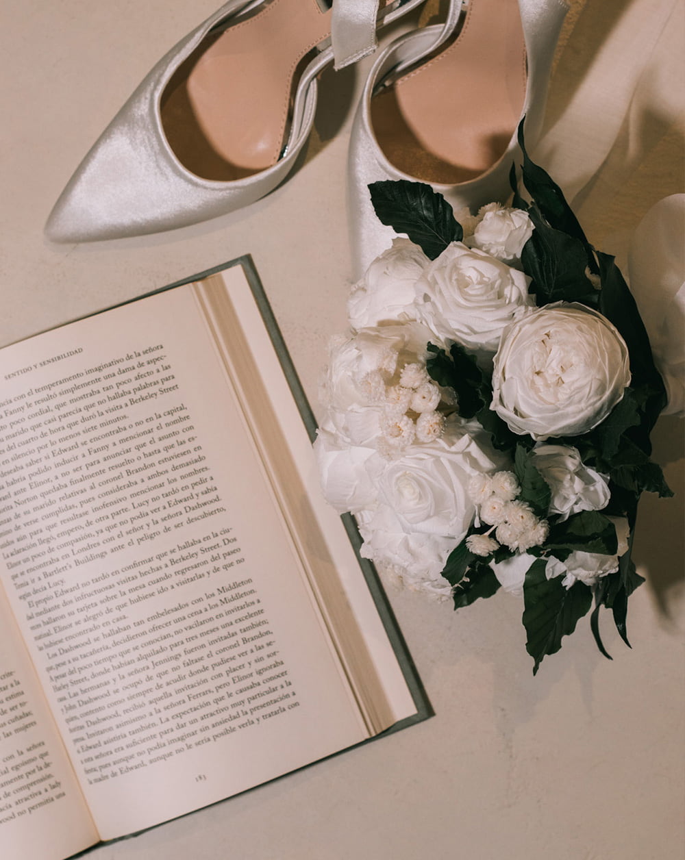 Ramo de novia 
Peonías y rosas blancas combinado con flores de siempreviva también en tonalidad blanca terminado en base de hojas verdes de haya