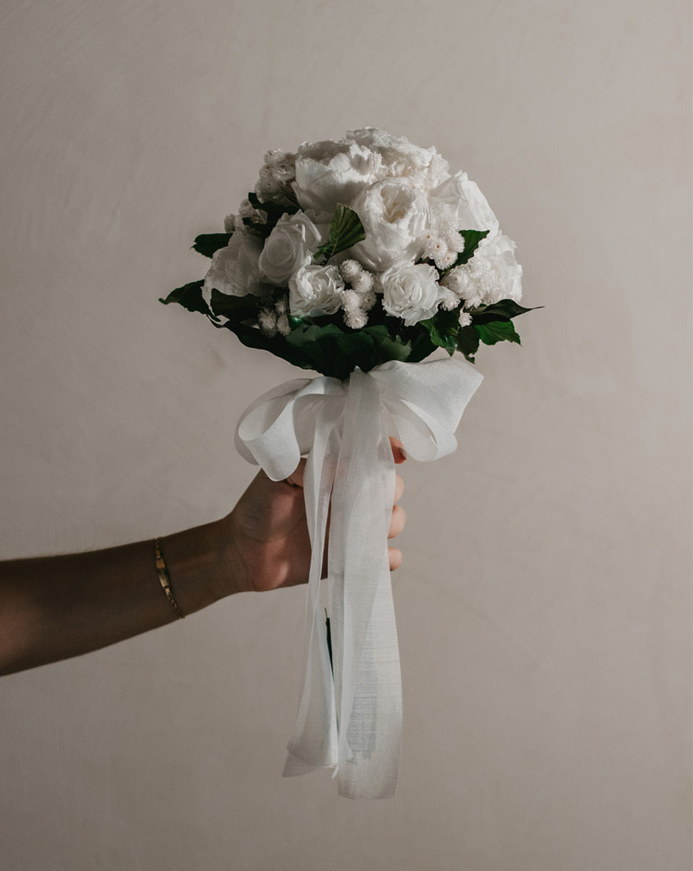 Ramo de novia
Peonías y rosas blancas combinado con flores de siempreviva también en tonalidad blanca terminado en base de hojas verdes de haya