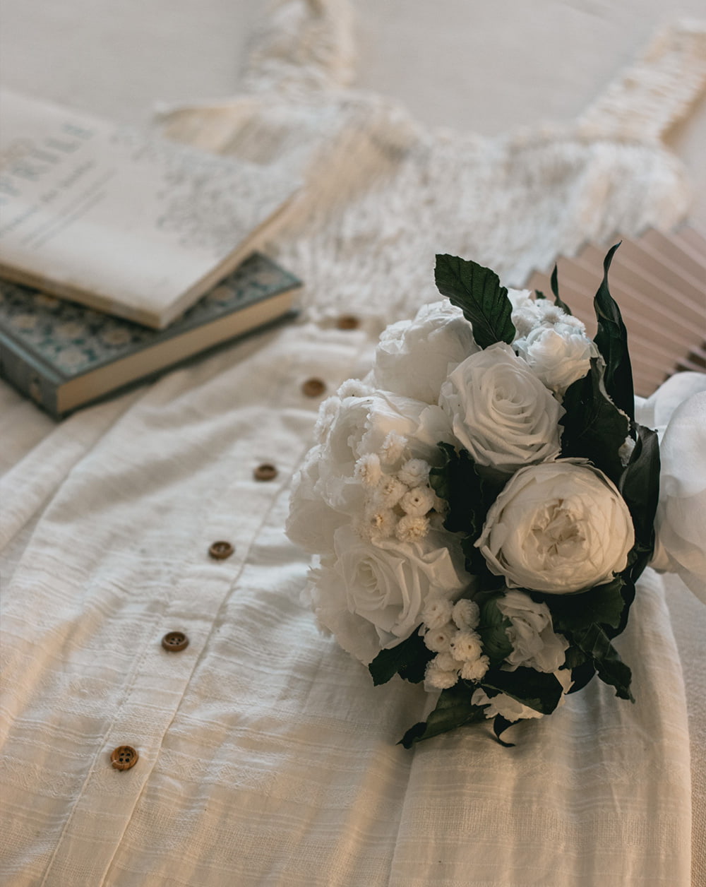 Ramo de novia
Peonías y rosas blancas combinado con flores de siempreviva también en tonalidad blanca terminado en base de hojas verdes de haya