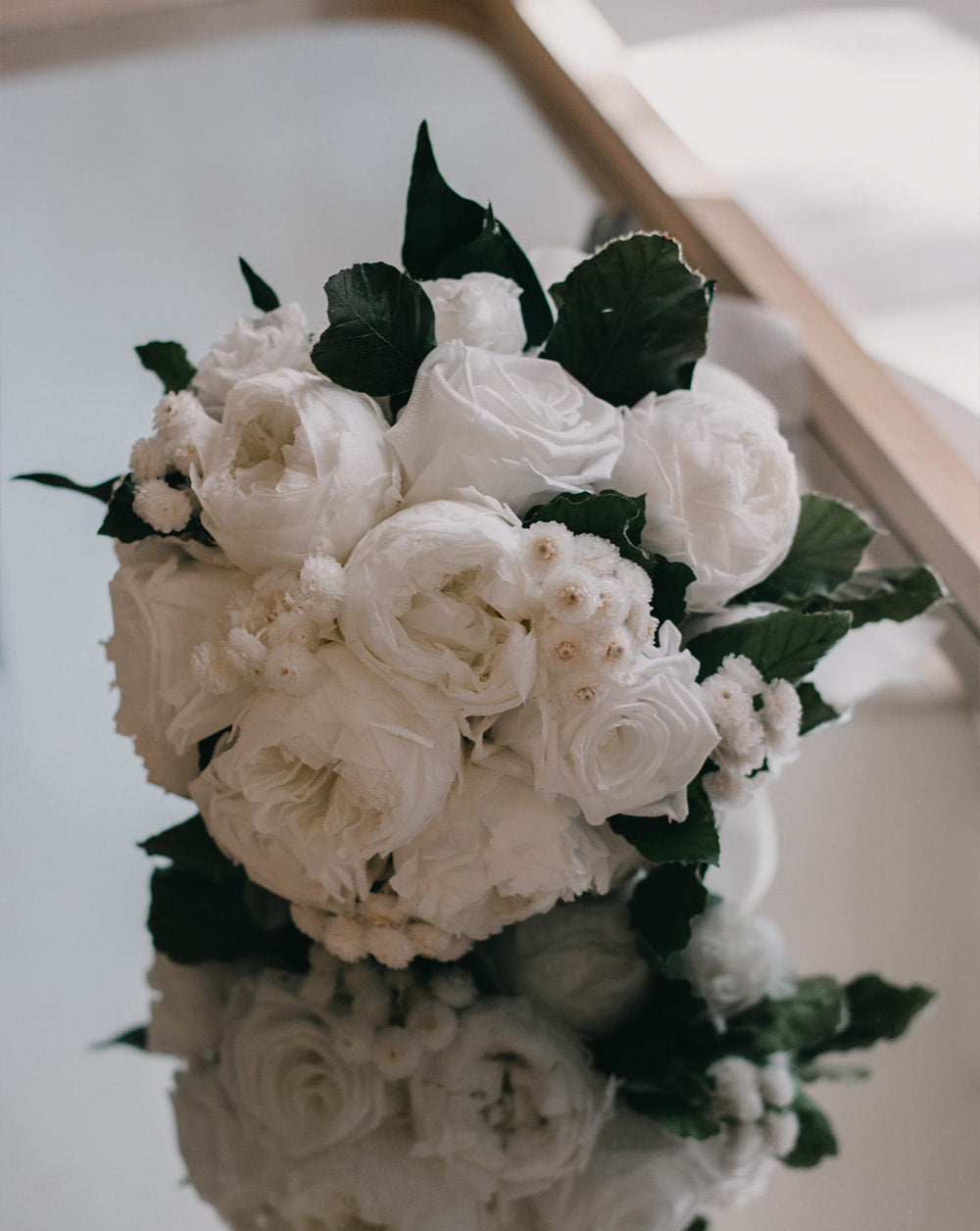 Ramo de novia 
Peonías y rosas blancas combinado con flores de siempreviva también en tonalidad blanca terminado en base de hojas verdes de haya