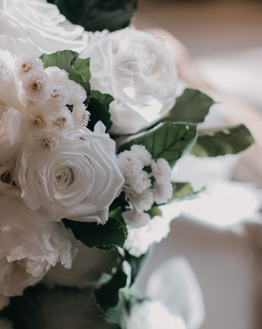 Ramo de novia
Peonías y rosas blancas combinado con flores de siempreviva también en tonalidad blanca terminado en base de hojas verdes de haya