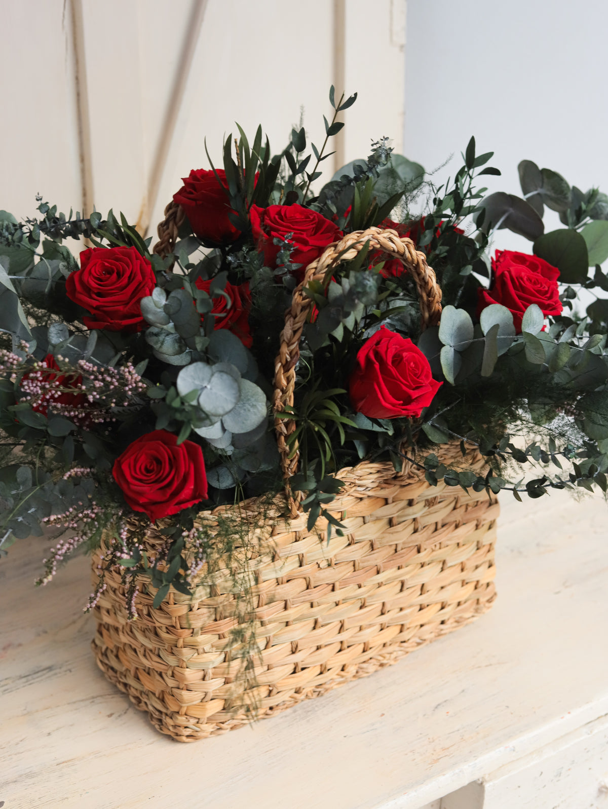cesta llena de rosas eternas preservadas el regalo perfecto para sorprender con un detalle para siempre a tu persona favorita.