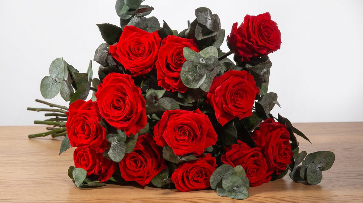 ramo de rosas preservadas rojas encima de la mesa perfectas para regalar en una ocasión especial