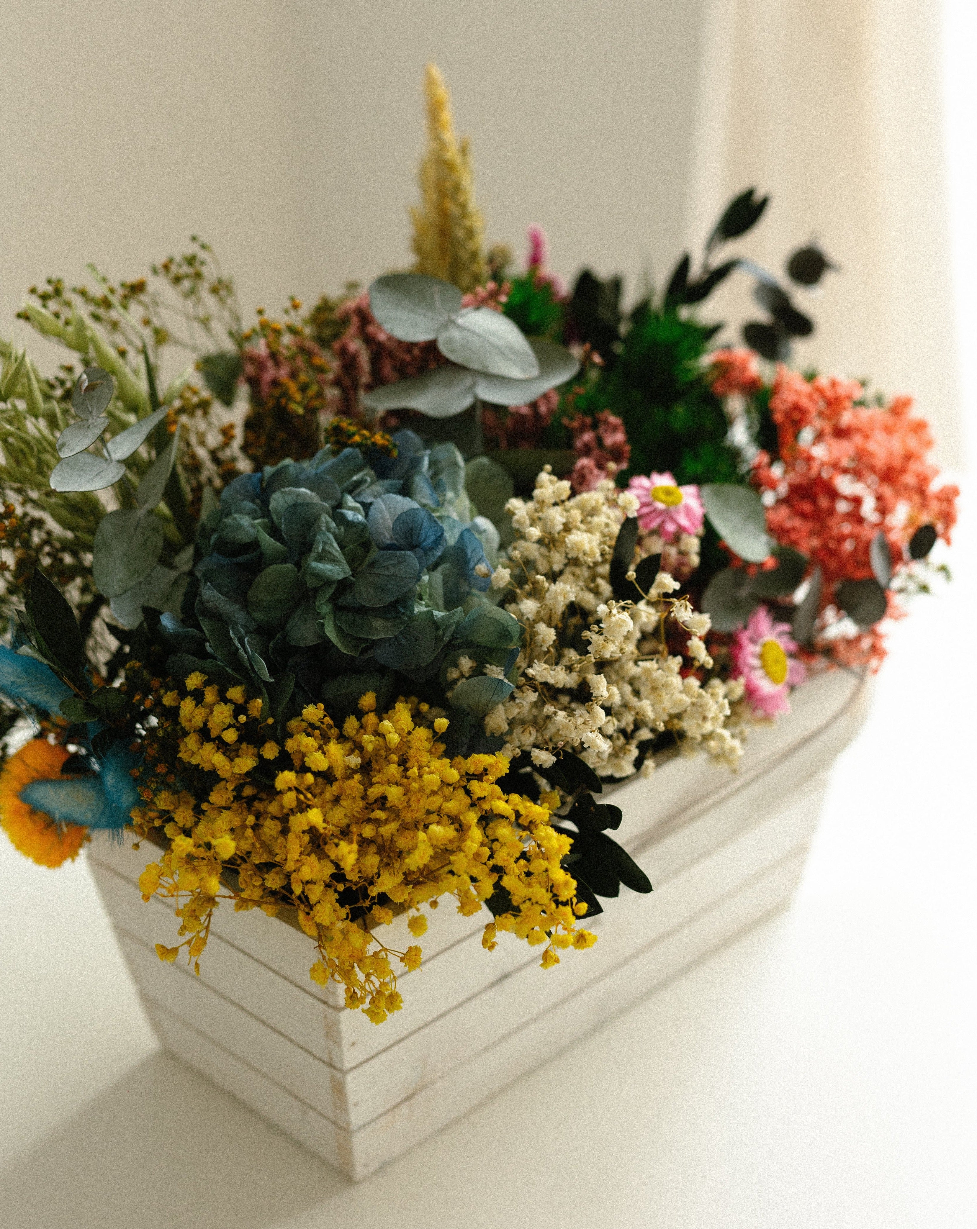 Cesta decoración primaveral flores