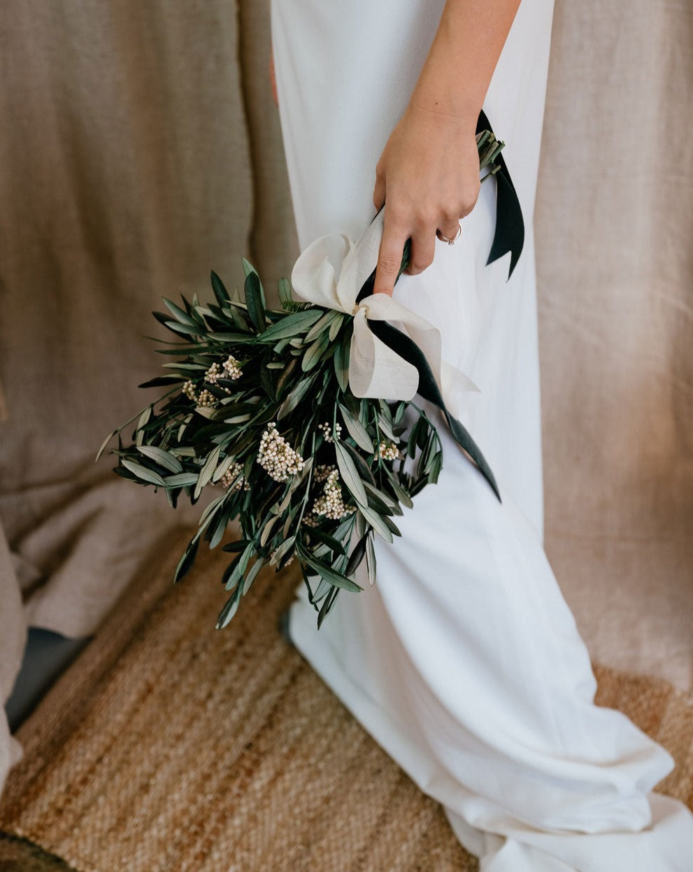 ramo olivo verde y flor blanca