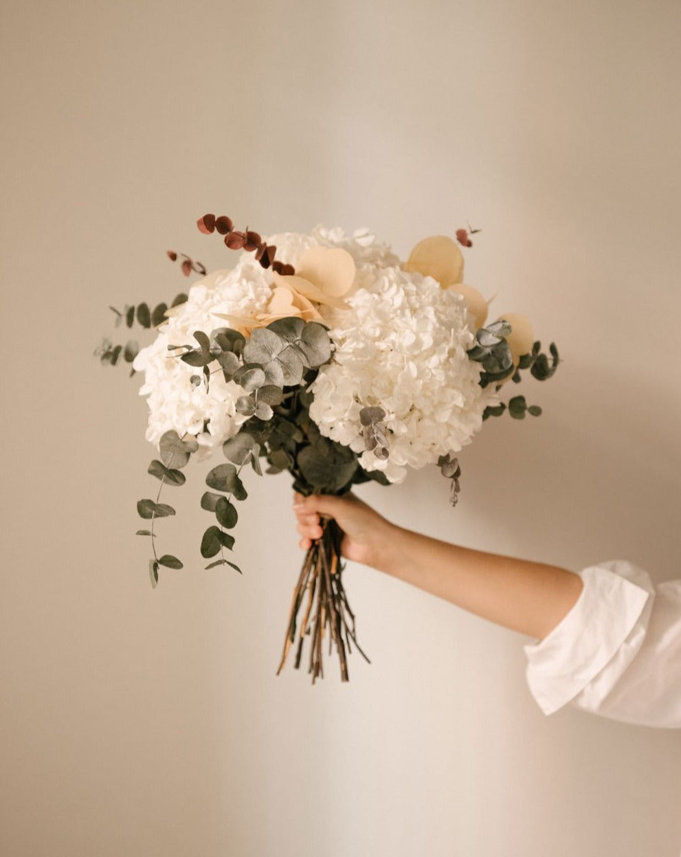 ramo hortensias blancas y eucalipto