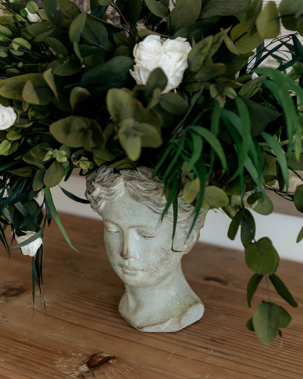 jarrón cabeza arreglo floral
