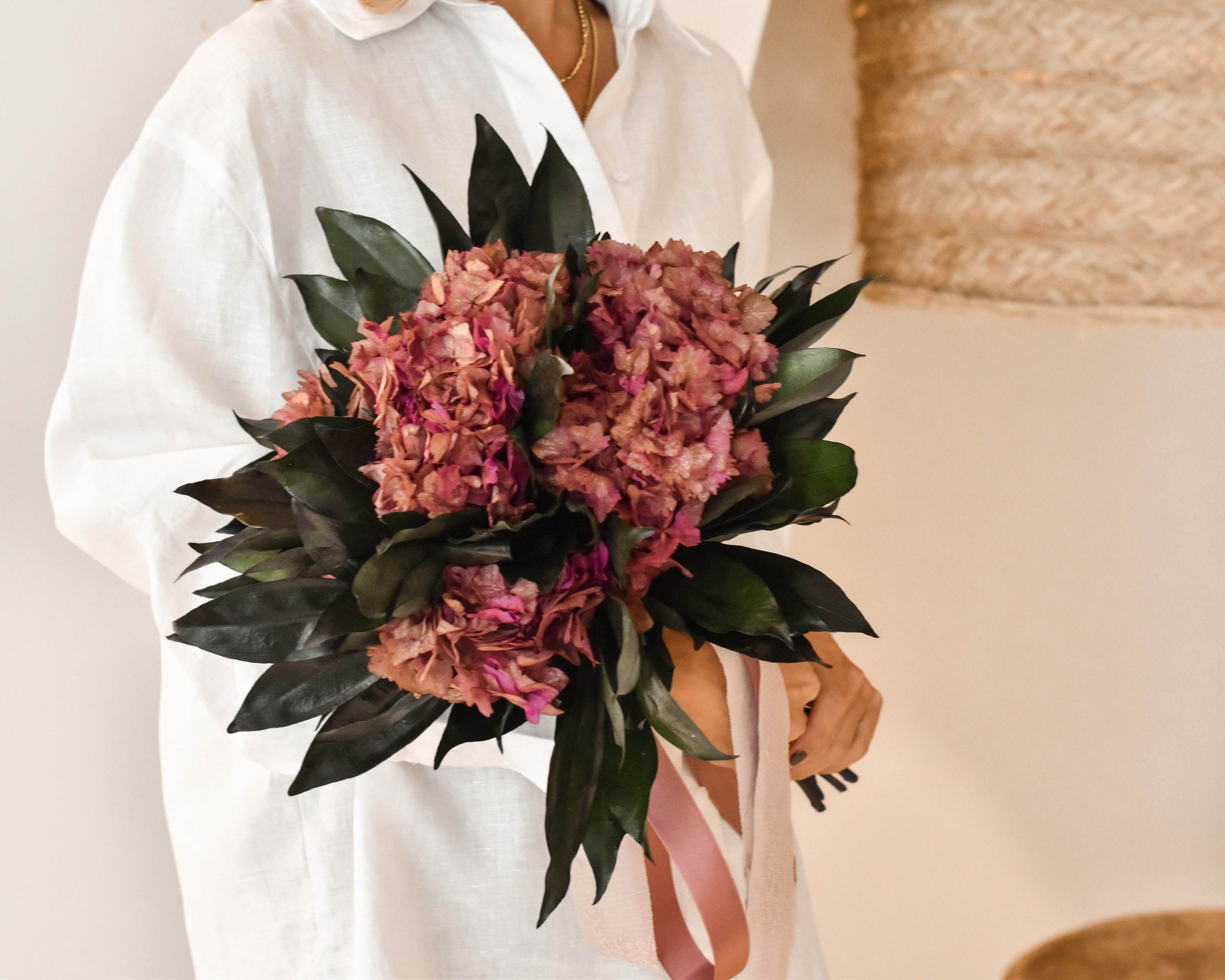 hortensias moradas y ruscus