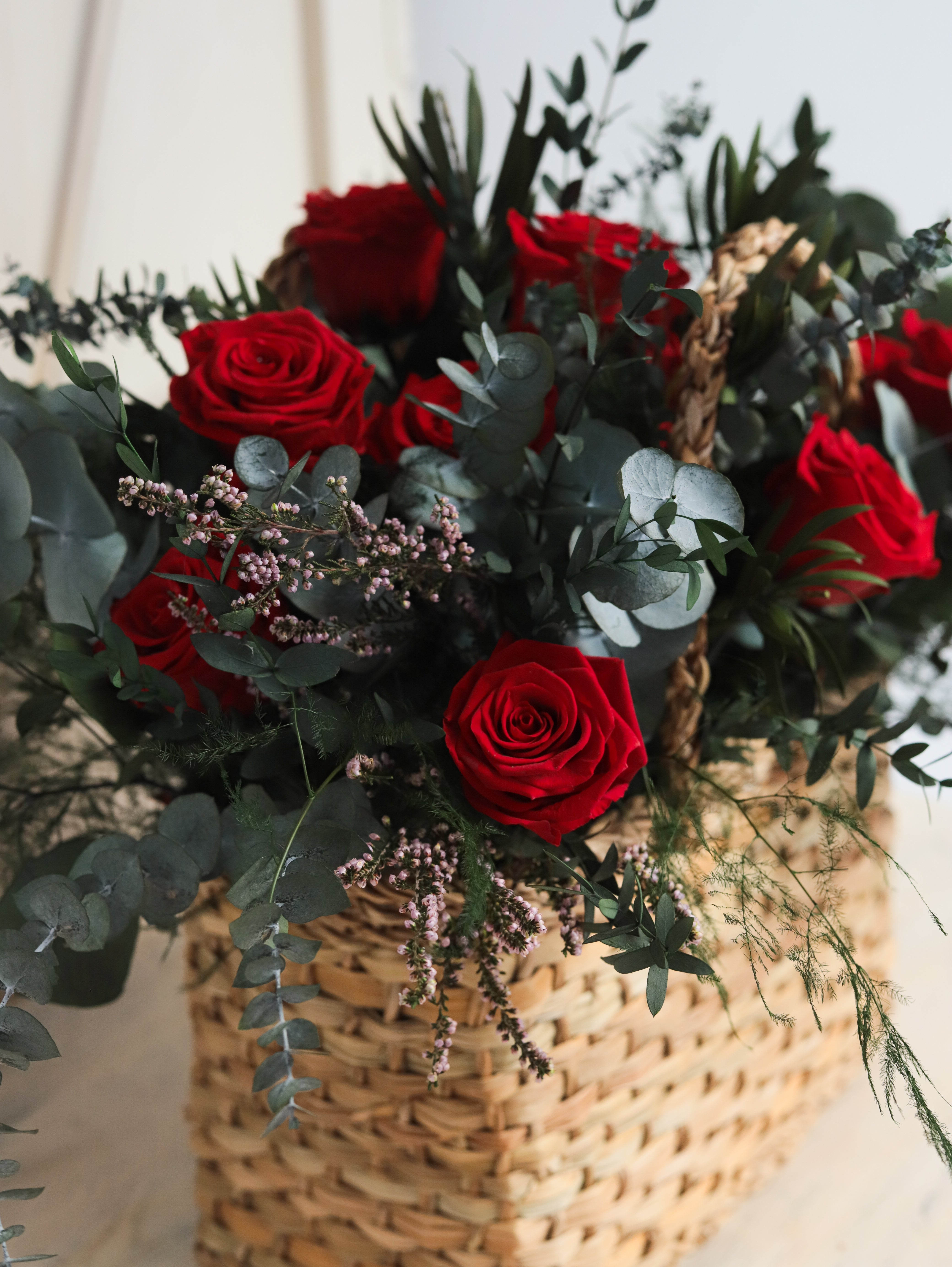 eucalipto y rosas preservadas