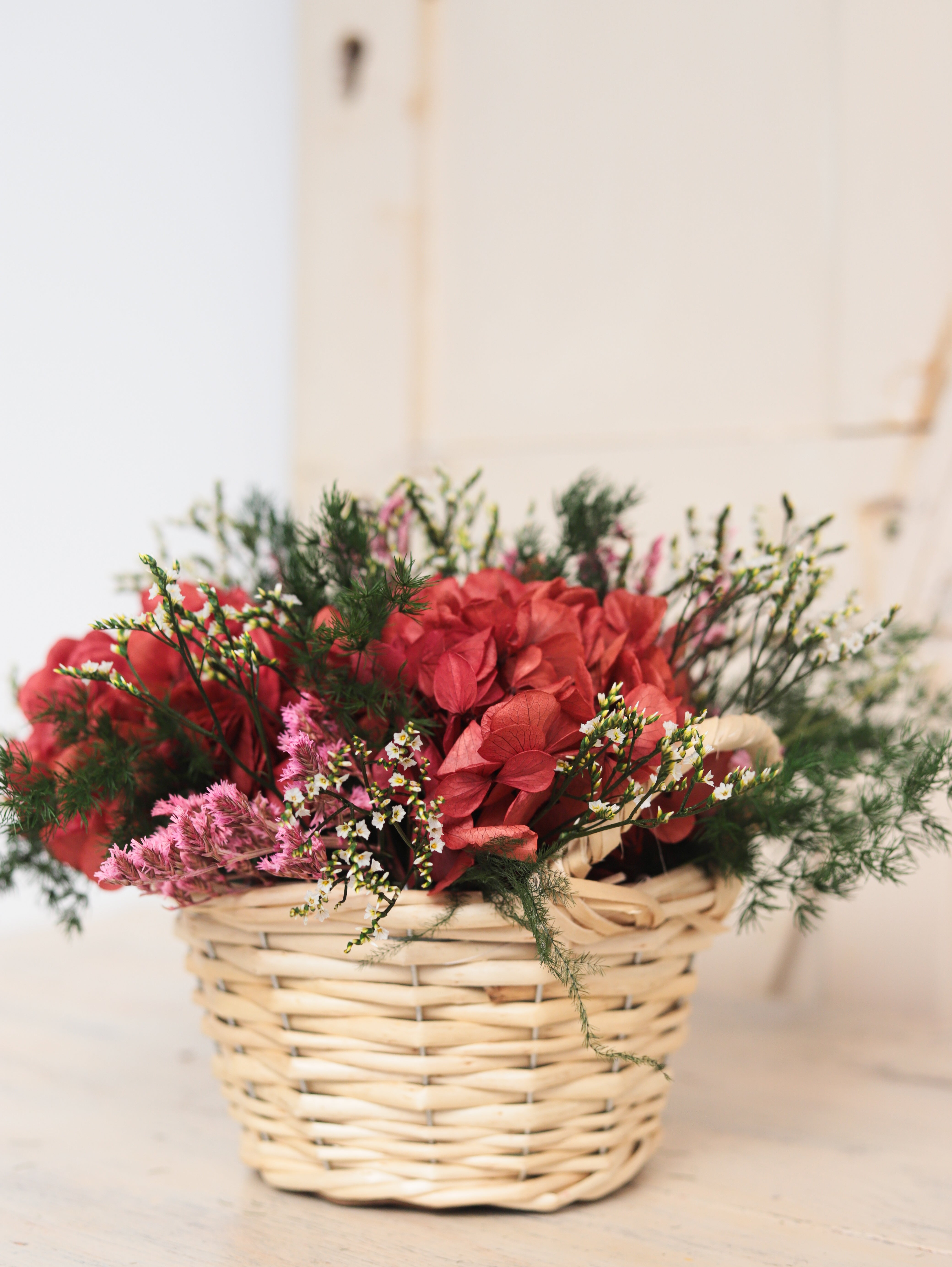 flores preservadas cesta